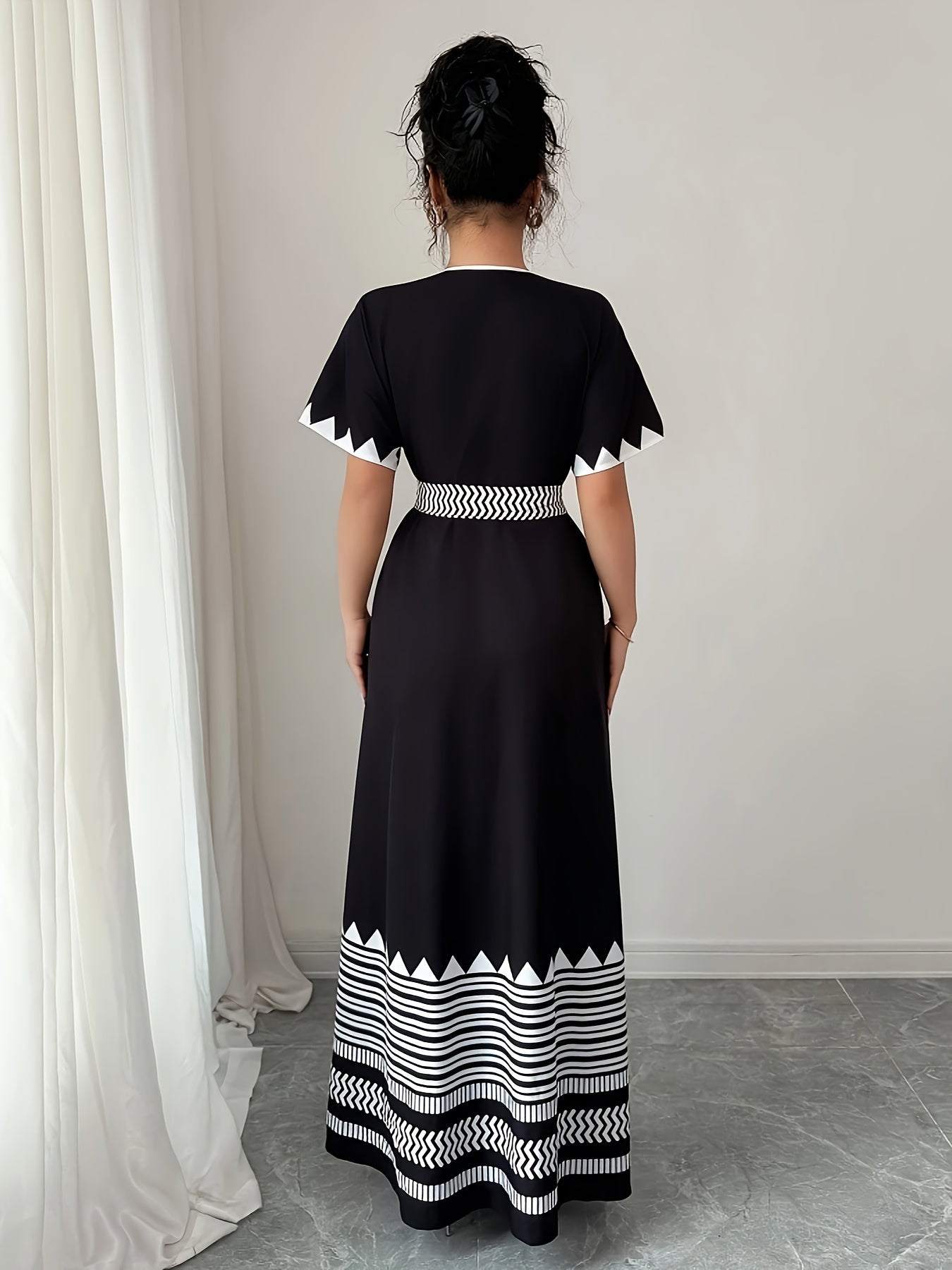 Damen Maxikleid mit grafischem Muster und Taillengürtel – Eleganter Boho-Stil für besondere Anlässe