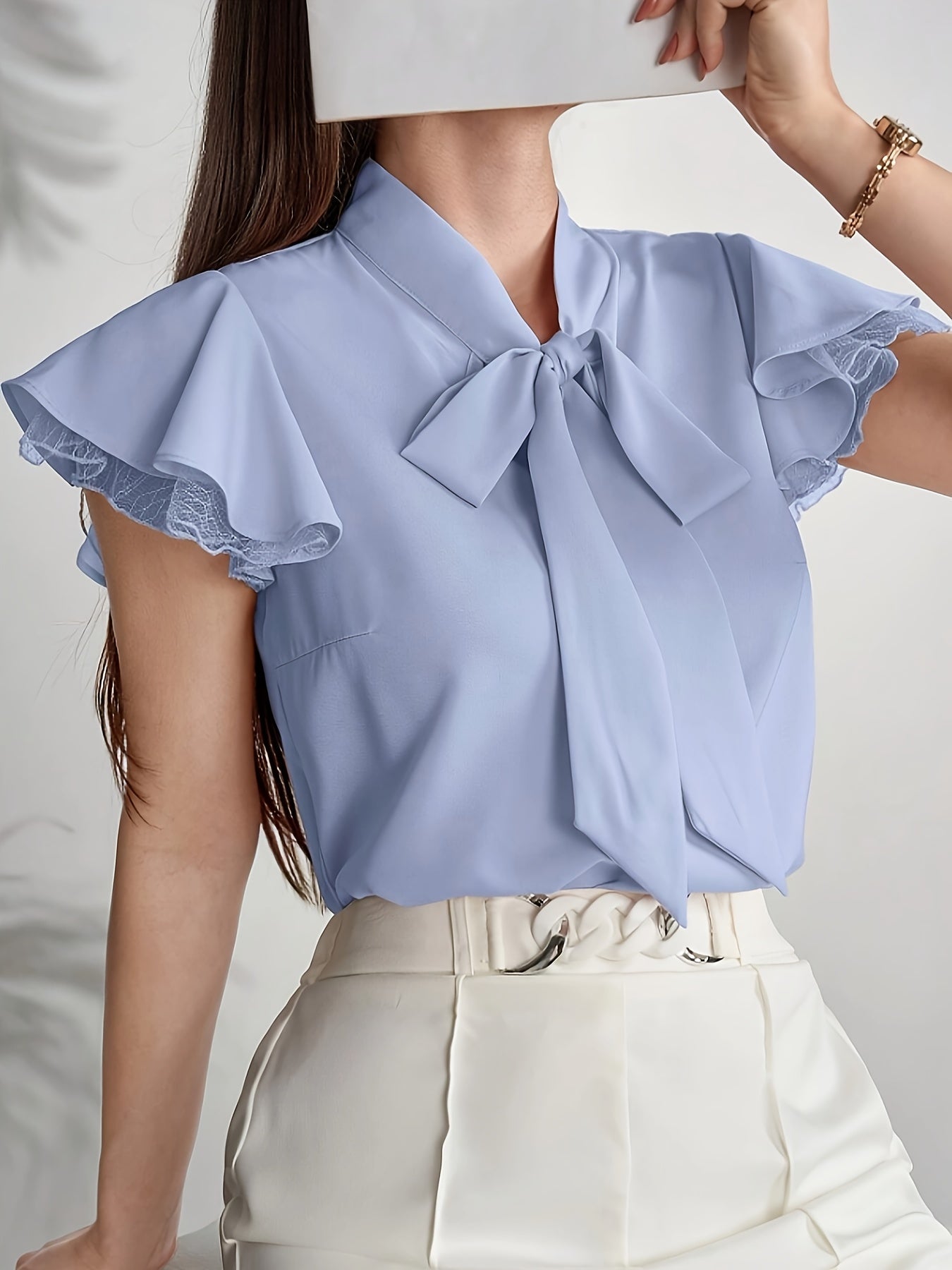 Damen Bluse mit Schleifenkragen und Volantärmeln – Eleganter Business- und Freizeitstil