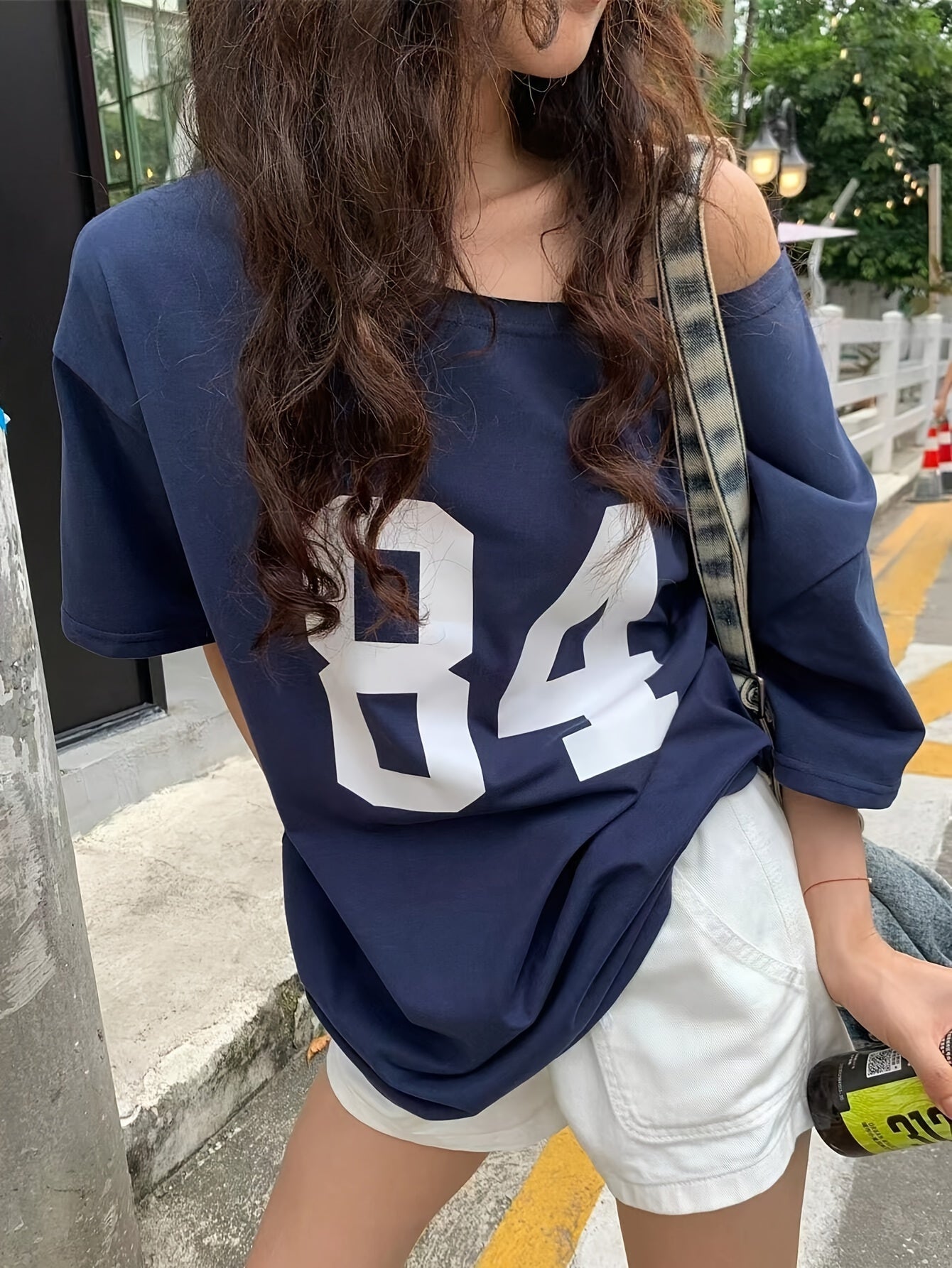 Damen Oversize Varsity T-Shirt mit großem Print 84 – Lässiger Streetwear Look
