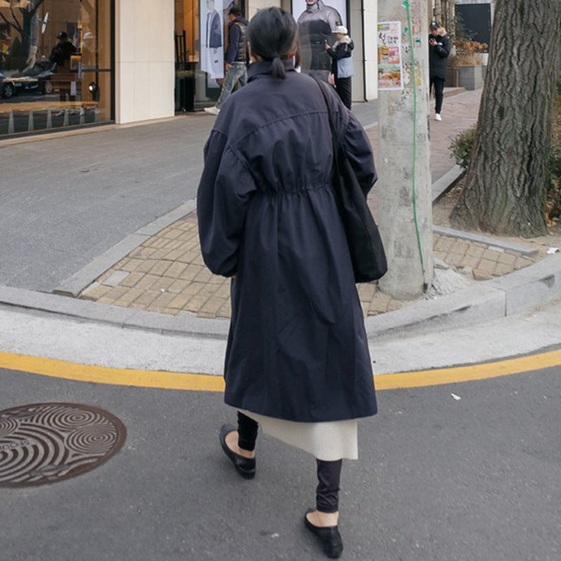 Lange damestrenchcoat met opstaande kraag en trekkoord, marineblauw