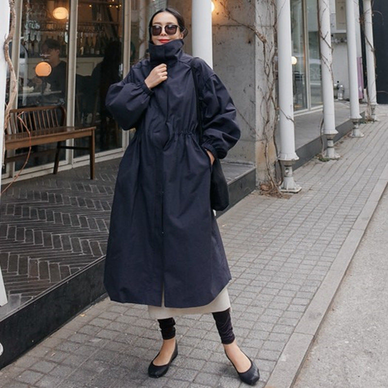 Lange damestrenchcoat met opstaande kraag en trekkoord, marineblauw