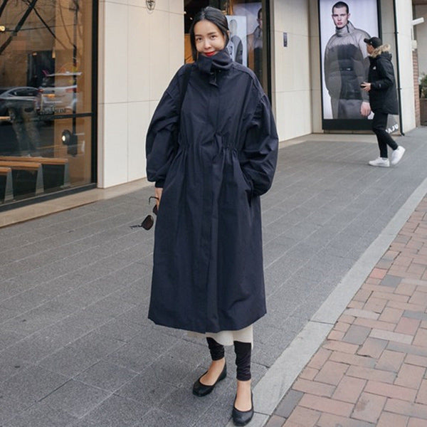 Lange damestrenchcoat met opstaande kraag en trekkoord, marineblauw