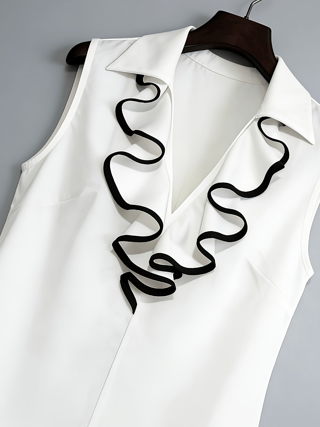 Damen Bluse ohne Ärmel mit Rüschen-Detail für Business und elegante Anlässe