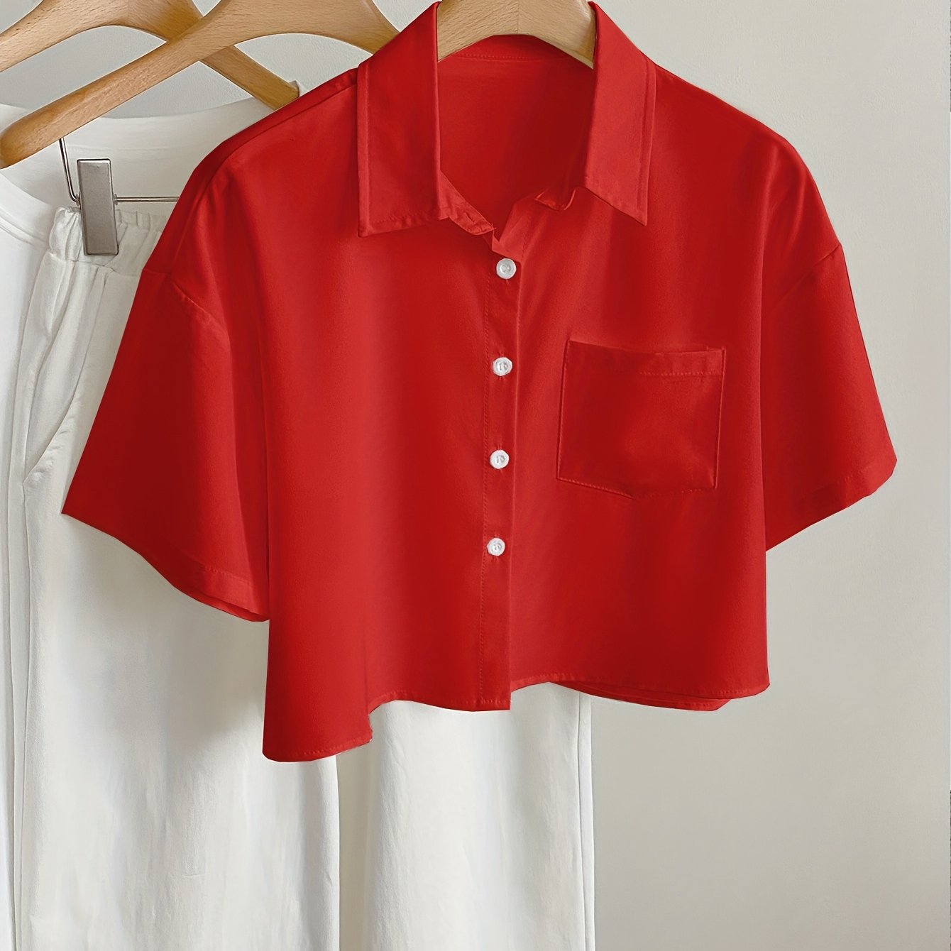 Damen Kurzarm Cropped Hemd im modernen Casual-Stil mit Knopfleiste