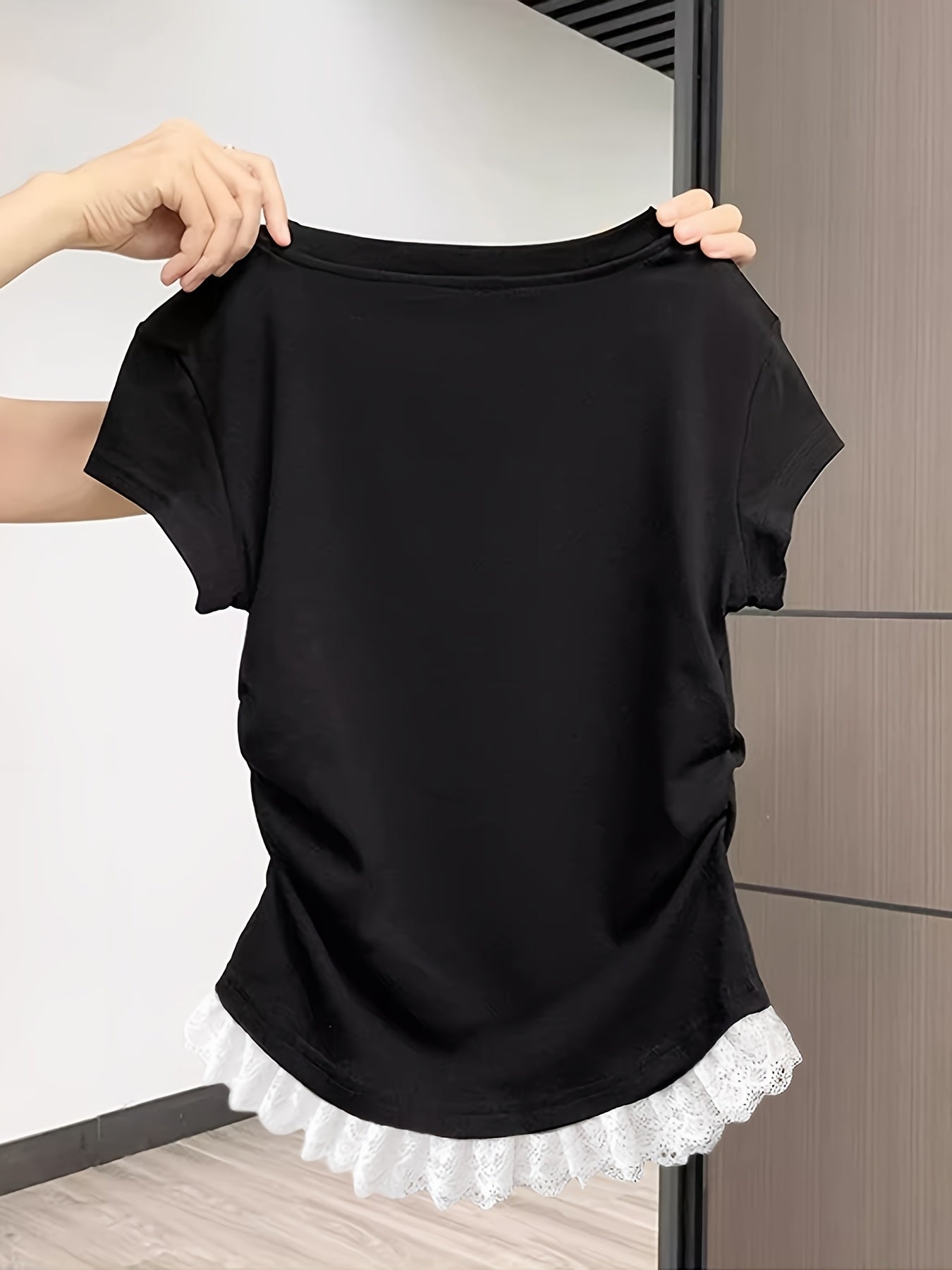 Damen T-Shirt mit Spitze und Raffungen – Feminines Kurzarm Top für Alltag und Freizeit