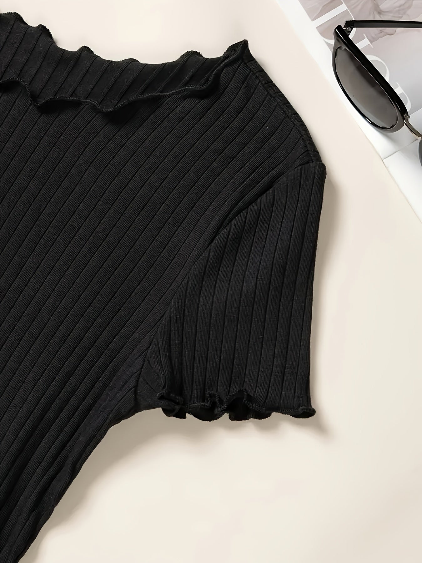 Damen Basic T-Shirt mit kurzen Ärmeln und Rippstruktur – Modisches Alltags-Oberteil mit Wellenkante