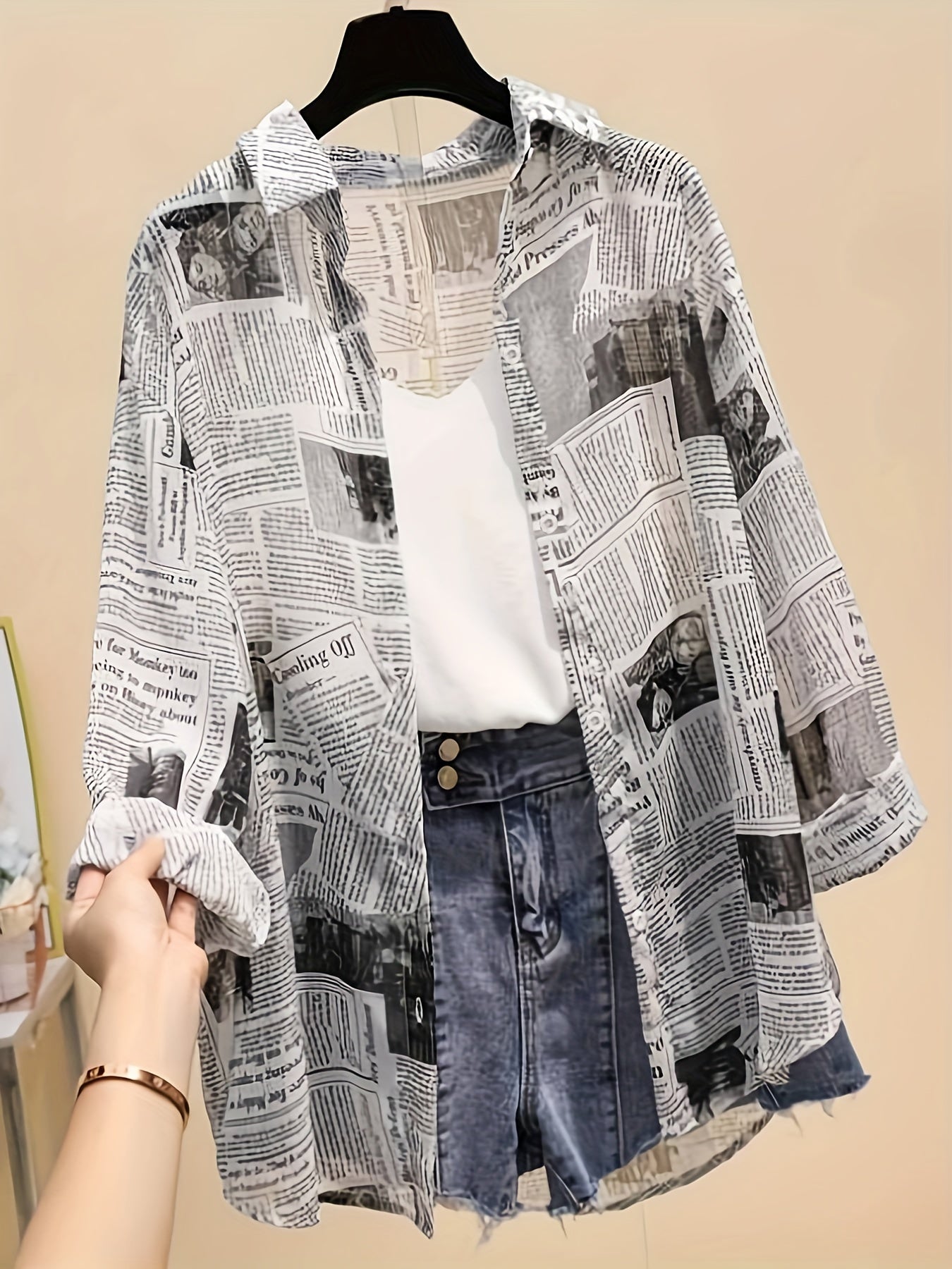 Damen Zeitungsprint Bluse mit Top und High-Waist Jeansshorts – Moderner Urban-Look