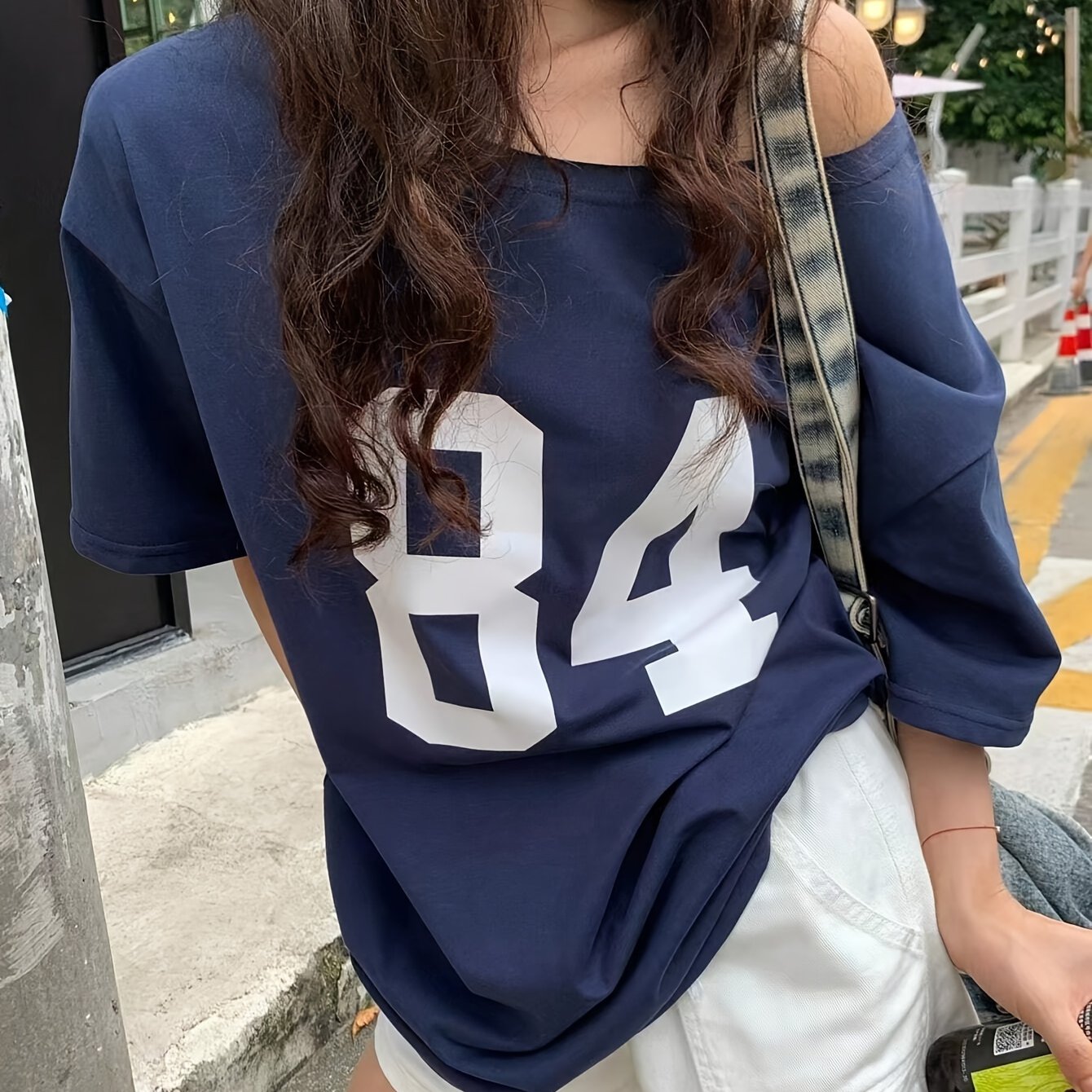 Damen Oversize Varsity T-Shirt mit großem Print 84 – Lässiger Streetwear Look
