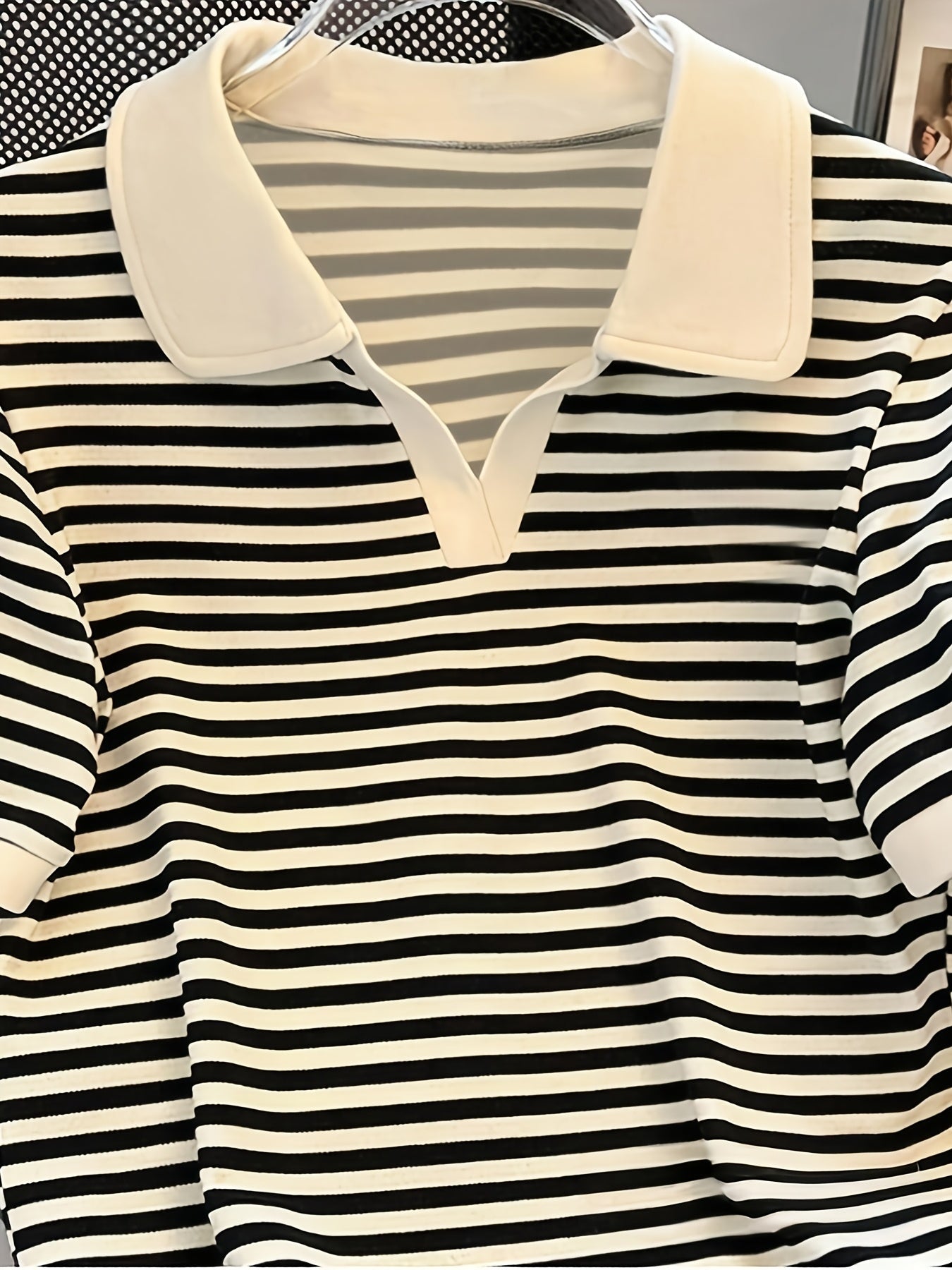 Damen Polo-Shirt mit Streifenmuster und V-Ausschnitt – Stilvolles Kurzarm Top für Freizeit und Alltag