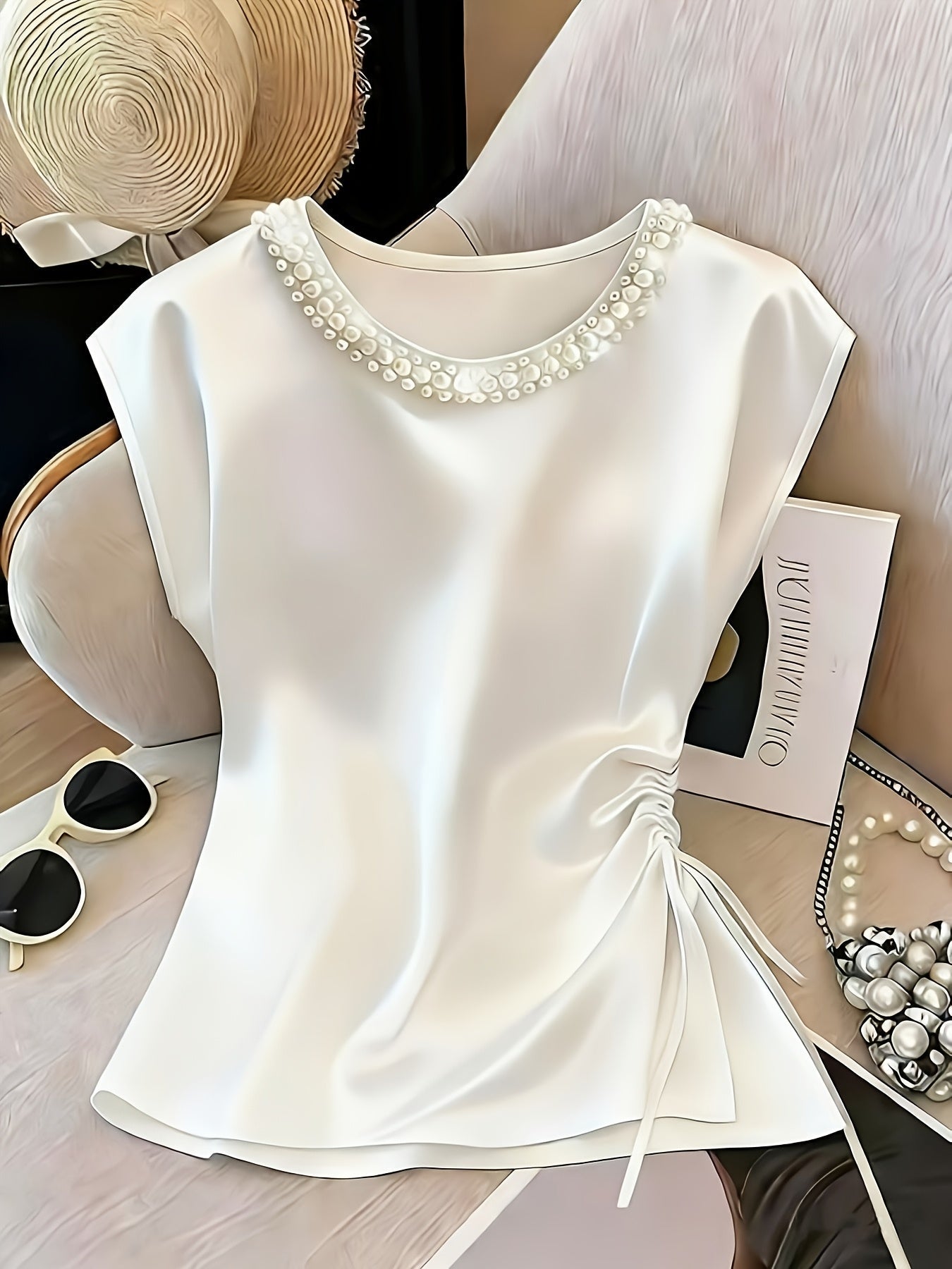 Damen Elegante Satinbluse mit Perlenkragen und Raffdetails – Stilvolle Kurzarm-Bluse für festliche Anlässe