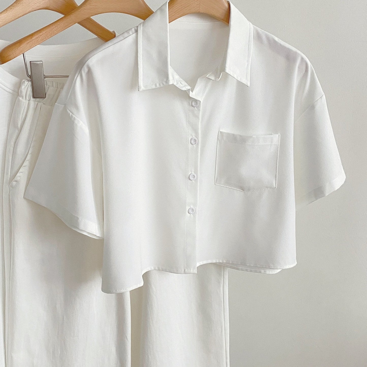Damen Kurzarm Cropped Hemd im modernen Casual-Stil mit Knopfleiste