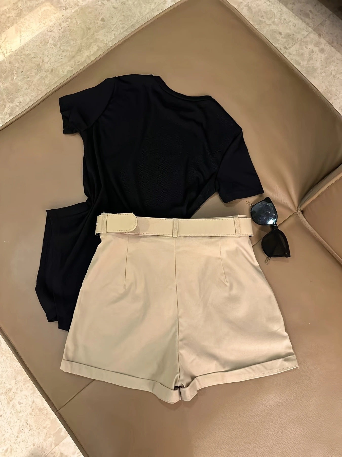 Damen Zweiteiler Set – Stilvolles T-Shirt und Shorts mit Gürtel, Casual Chic Outfit