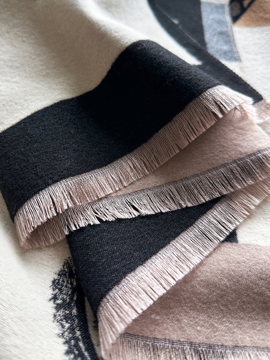 Damen Poncho mit Herz- und Logomuster Fransen Detail
