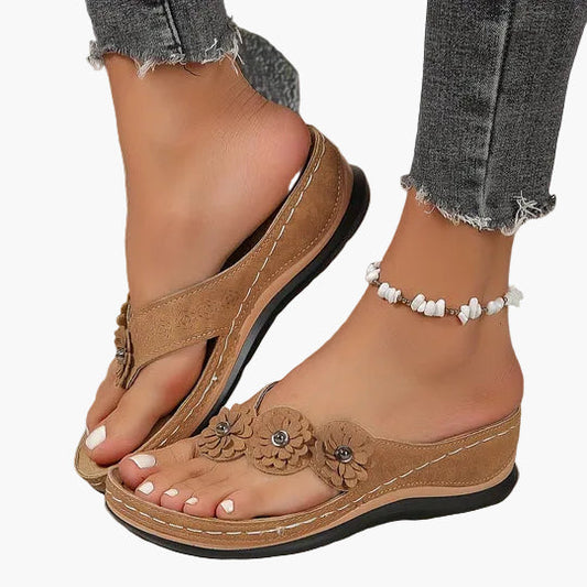 Damen Komfort-Sommersandalen mit Blumenapplikation und Keilsohle – Elegante Alltagsschuhe für Freizeit und Urlaub