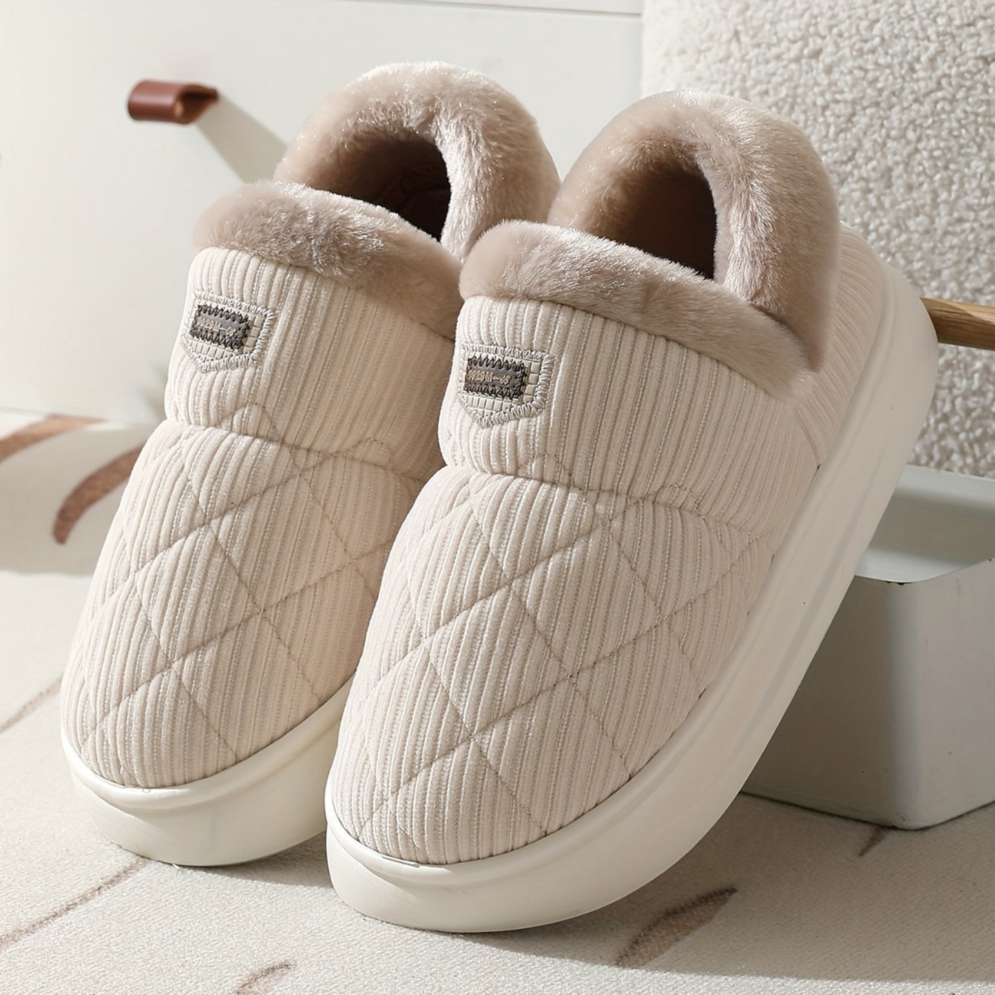 Gesteppte Unisex Hausschuhe mit flauschigem Futter und profilierter Sohle
