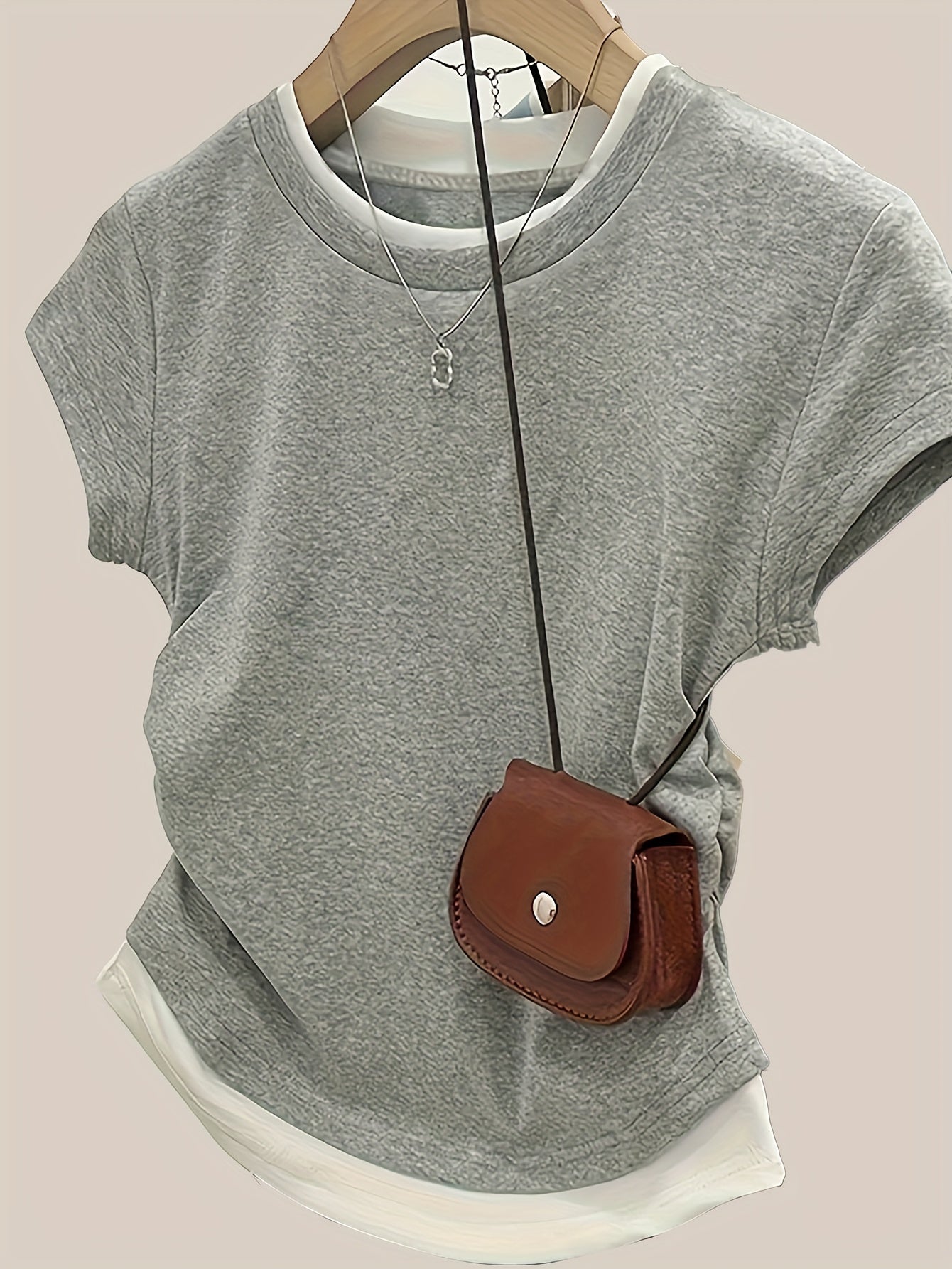Damen Modernes Kurzarm Shirt mit Layer-Look und Umhängetasche – Lässiges Streetstyle Top