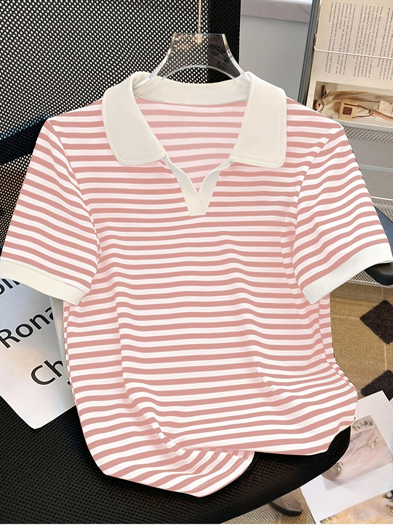 Damen Polo-Shirt mit Streifenmuster und V-Ausschnitt – Stilvolles Kurzarm Top für Freizeit und Alltag