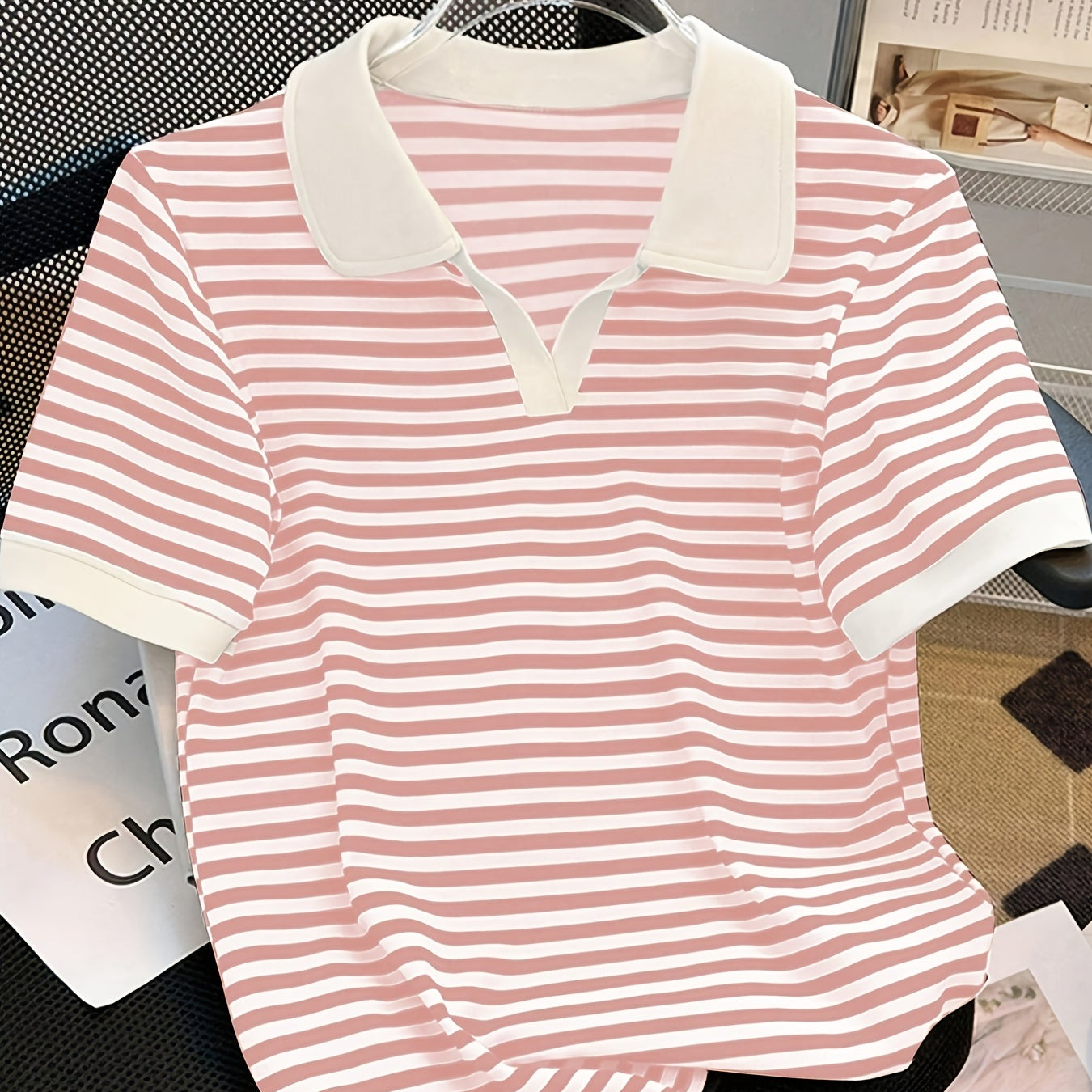 Damen Polo-Shirt mit Streifenmuster und V-Ausschnitt – Stilvolles Kurzarm Top für Freizeit und Alltag