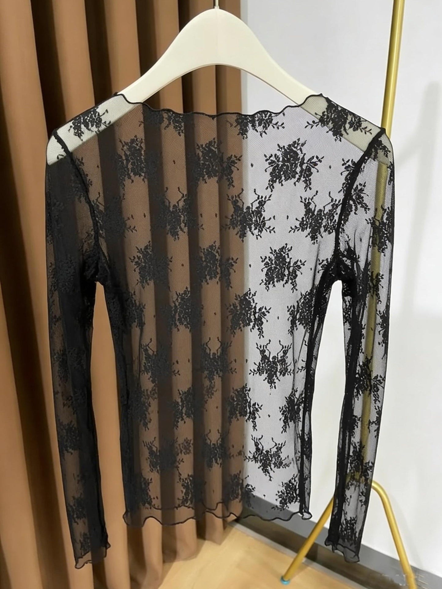 Damen Langarm Mesh-Top mit floraler Stickerei und femininen Details – Elegantes Statement für besondere Anlässe