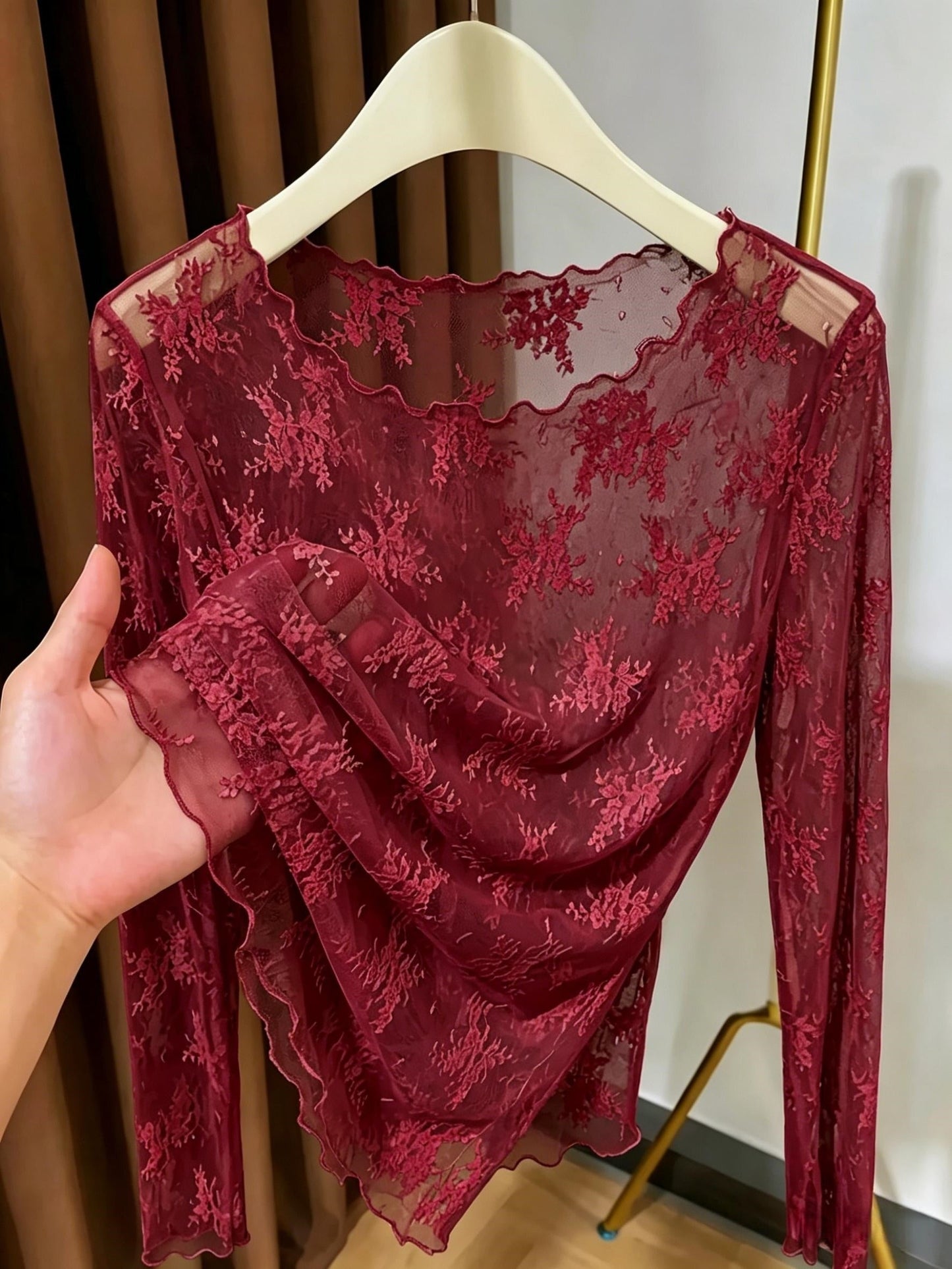 Damen Langarm Mesh-Top mit floraler Stickerei und femininen Details – Elegantes Statement für besondere Anlässe