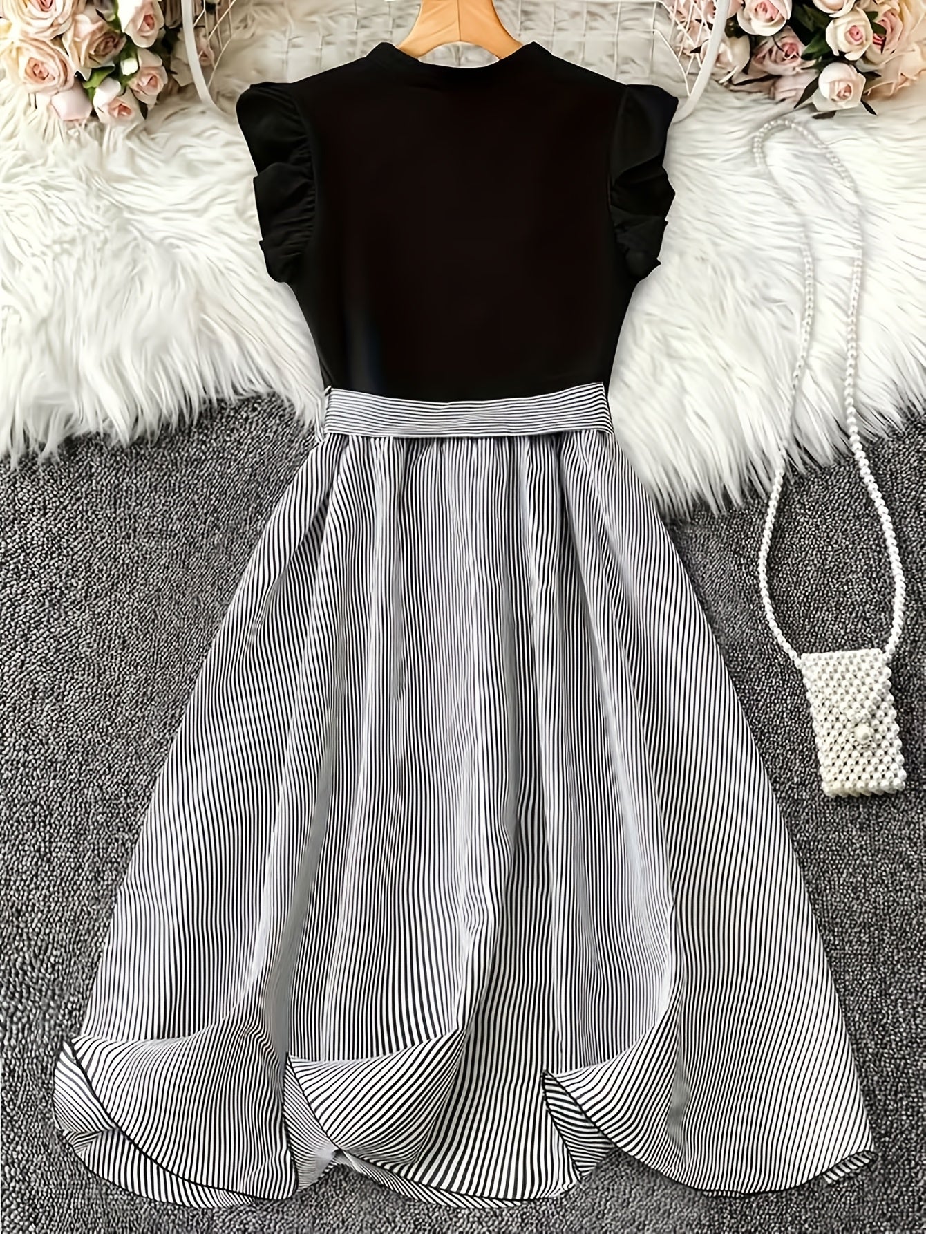 Damen Elegantes Kleid mit Streifenrock und Gürtel – Femininer Stil für besondere Anlässe