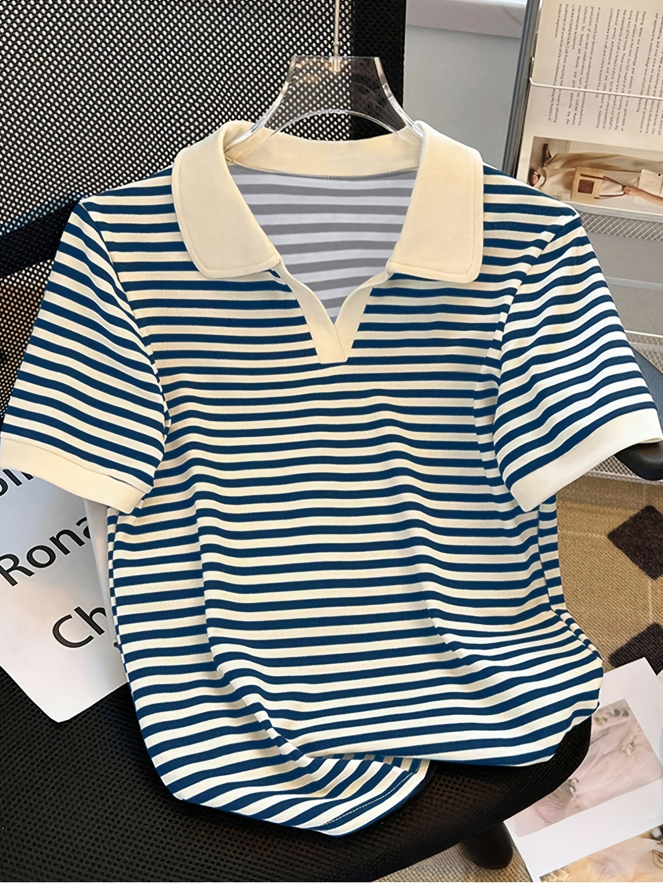 Damen Polo-Shirt mit Streifenmuster und V-Ausschnitt – Stilvolles Kurzarm Top für Freizeit und Alltag
