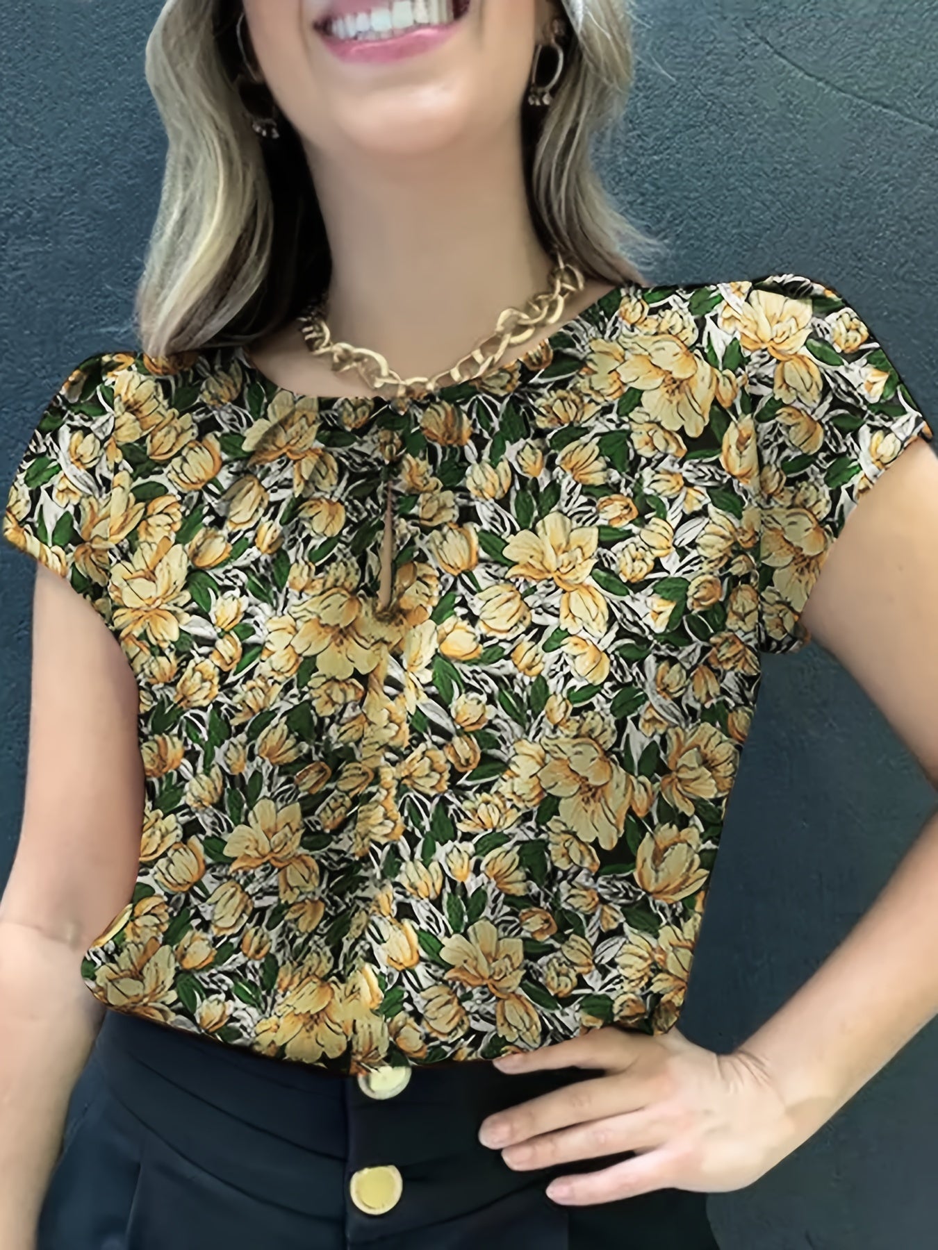 Damen Bluse mit floraler Musterung und kurzen Ärmeln – Eleganter, vielseitiger Style für Büro und Freizeit