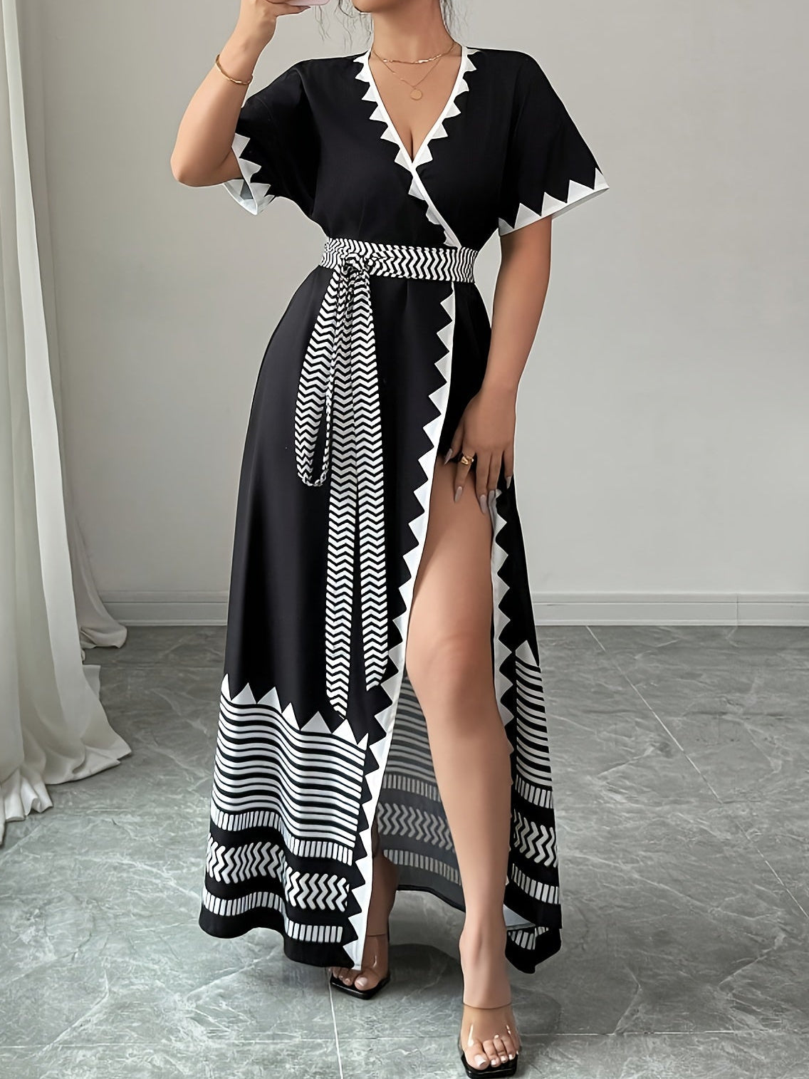 Damen Maxikleid mit grafischem Muster und Taillengürtel – Eleganter Boho-Stil für besondere Anlässe