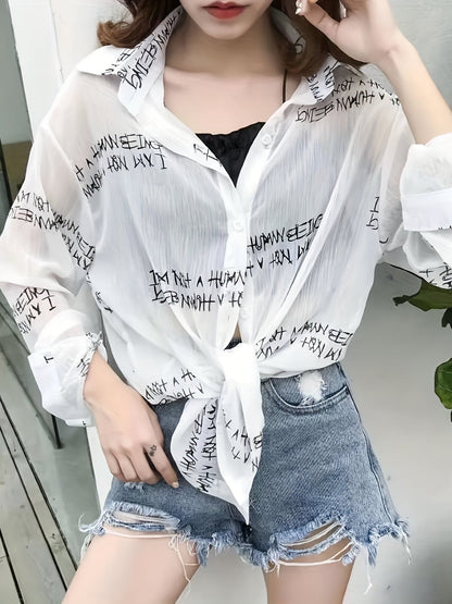 Damen Zeitungsprint Bluse mit Top und High-Waist Jeansshorts – Moderner Urban-Look