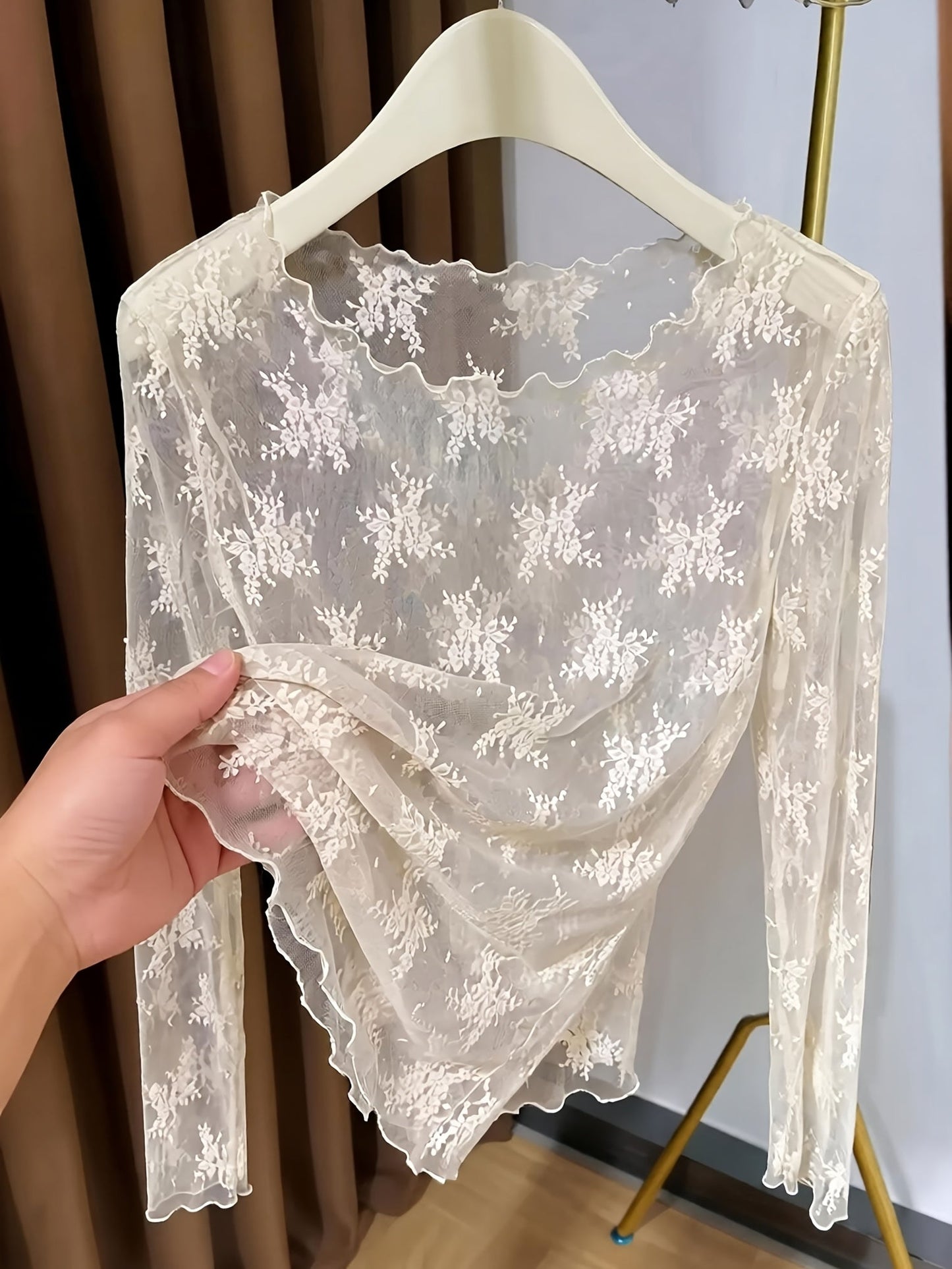 Damen Langarm Mesh-Top mit floraler Stickerei und femininen Details – Elegantes Statement für besondere Anlässe