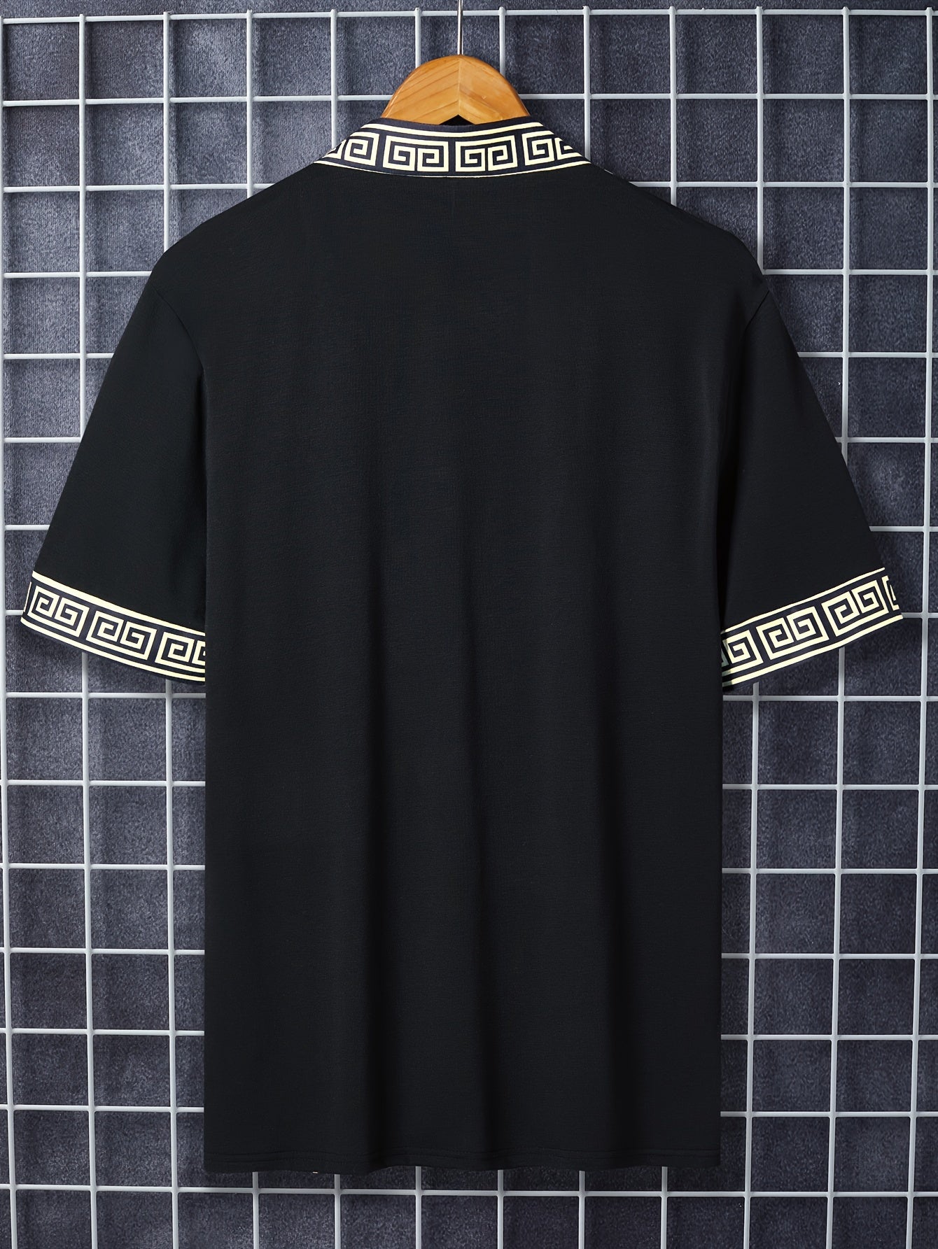 Herren Designer-Shirt mit tiefem V-Ausschnitt und geometrischem Muster – Elegantes Freizeit- & Partyhemd