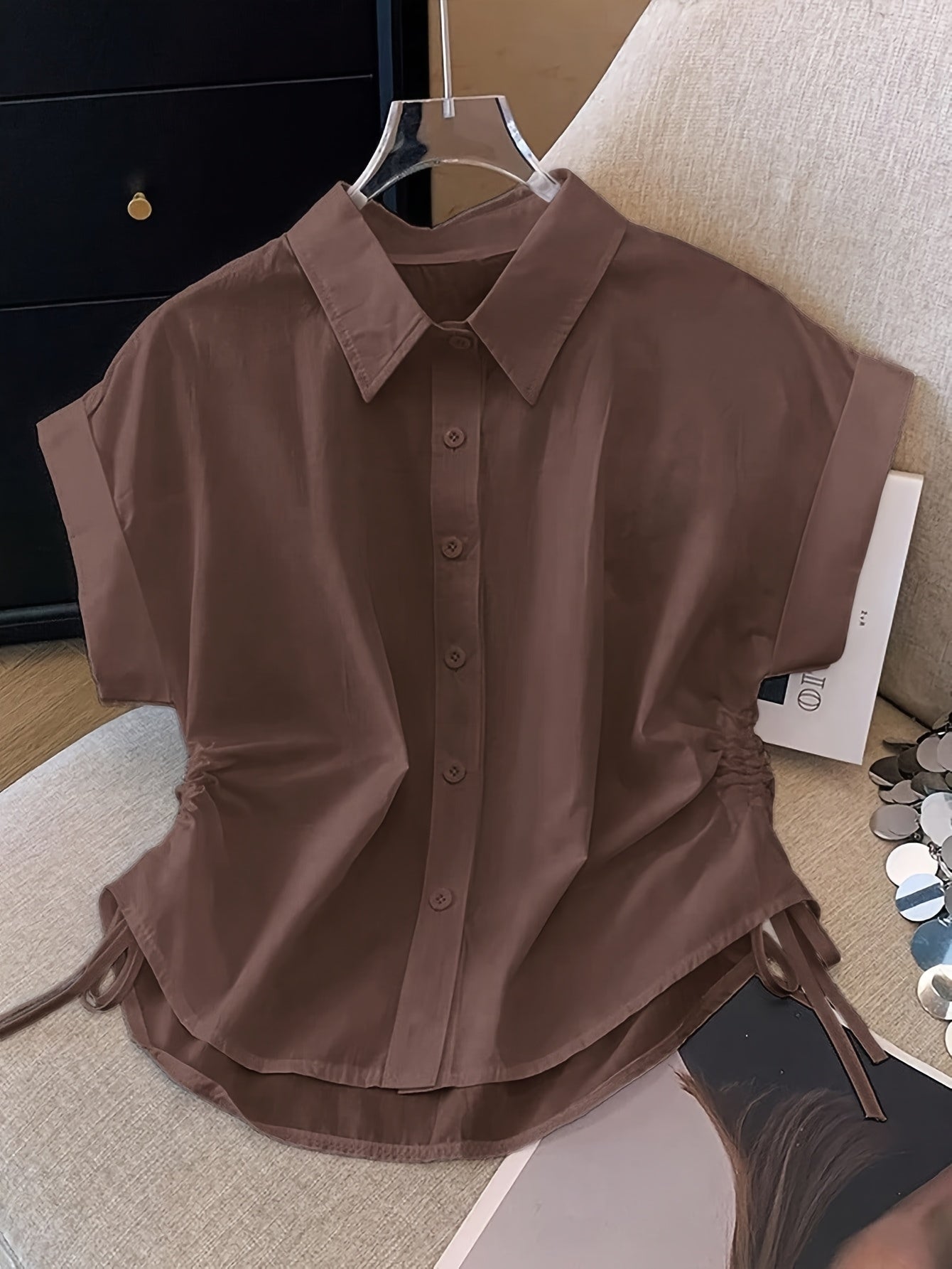 Damen Kurzarm Bluse mit Kragen und Bindeband-Detail – Modernes Business & Freizeit Hemd