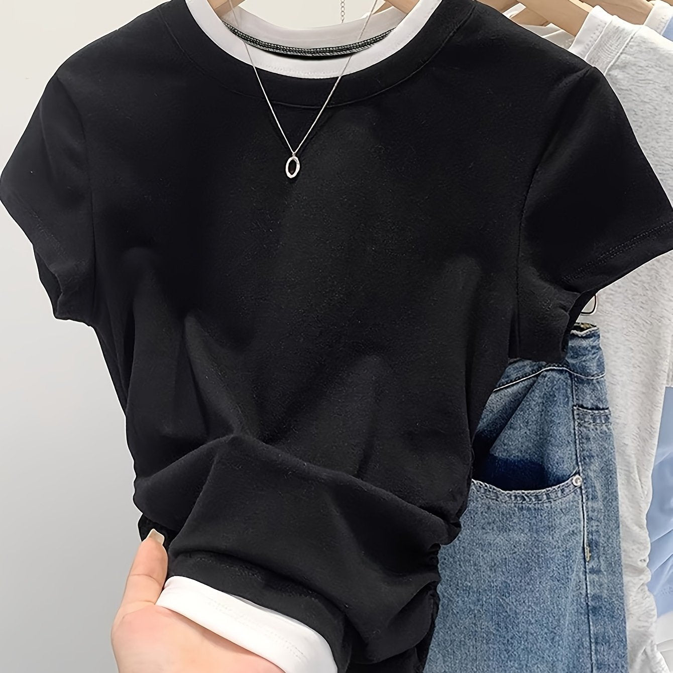Damen Modernes Kurzarm Shirt mit Layer-Look und Umhängetasche – Lässiges Streetstyle Top