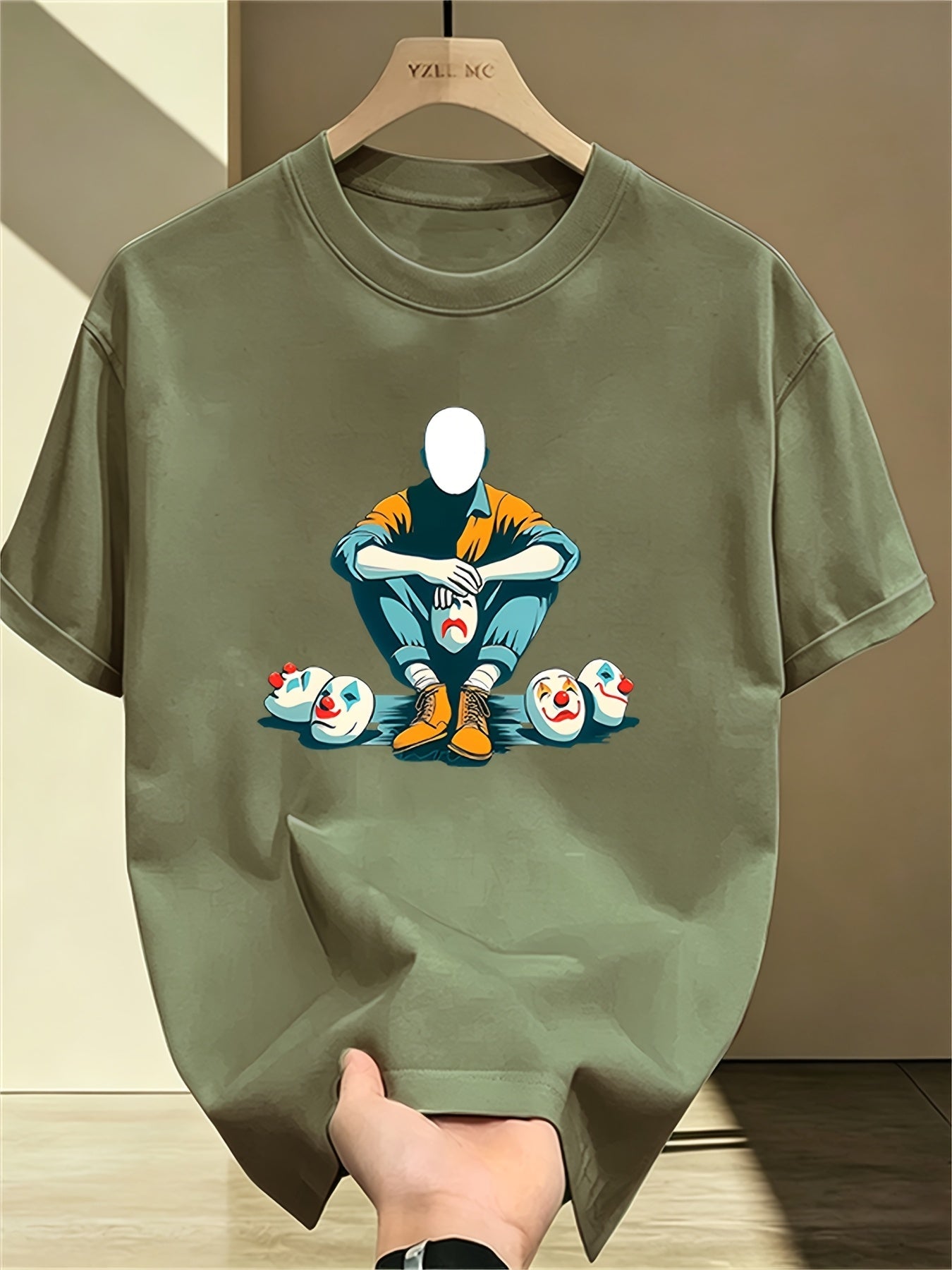Herren T-Shirt mit künstlerischem Print – Abstrakte Figur und Clownsmasken, Modernes Streetwear Design