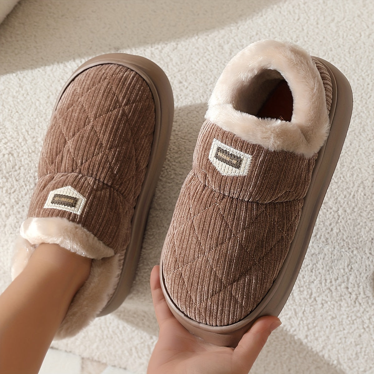 Gesteppte Unisex Hausschuhe mit flauschigem Futter und profilierter Sohle