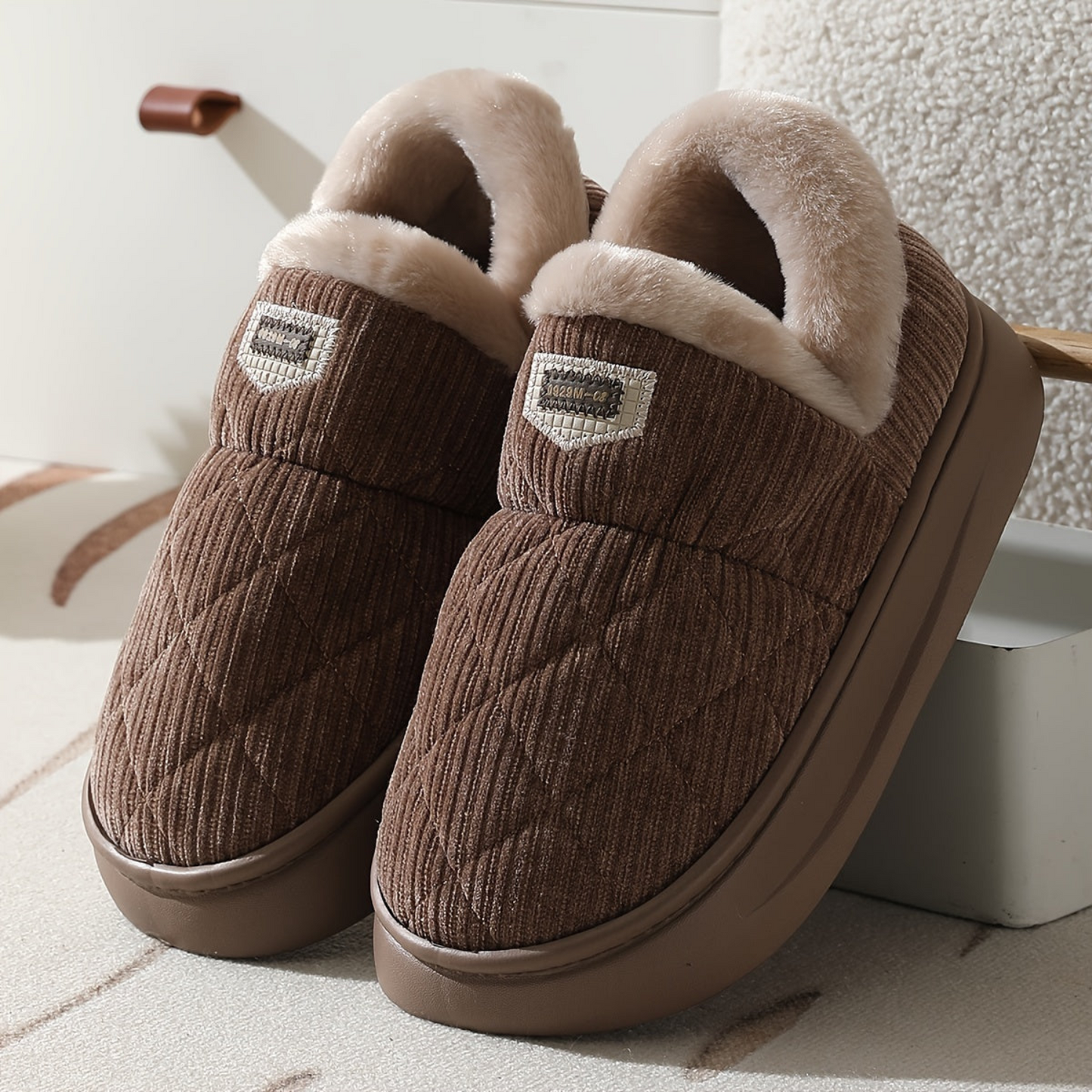 Gesteppte Unisex Hausschuhe mit flauschigem Futter und profilierter Sohle