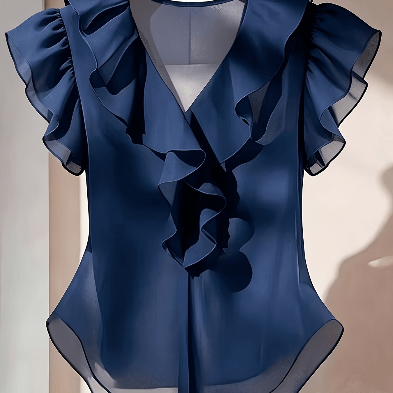 Damen Rüschenbluse mit V-Ausschnitt und Volantärmeln – Eleganter Stil für Büro und besondere Anlässe