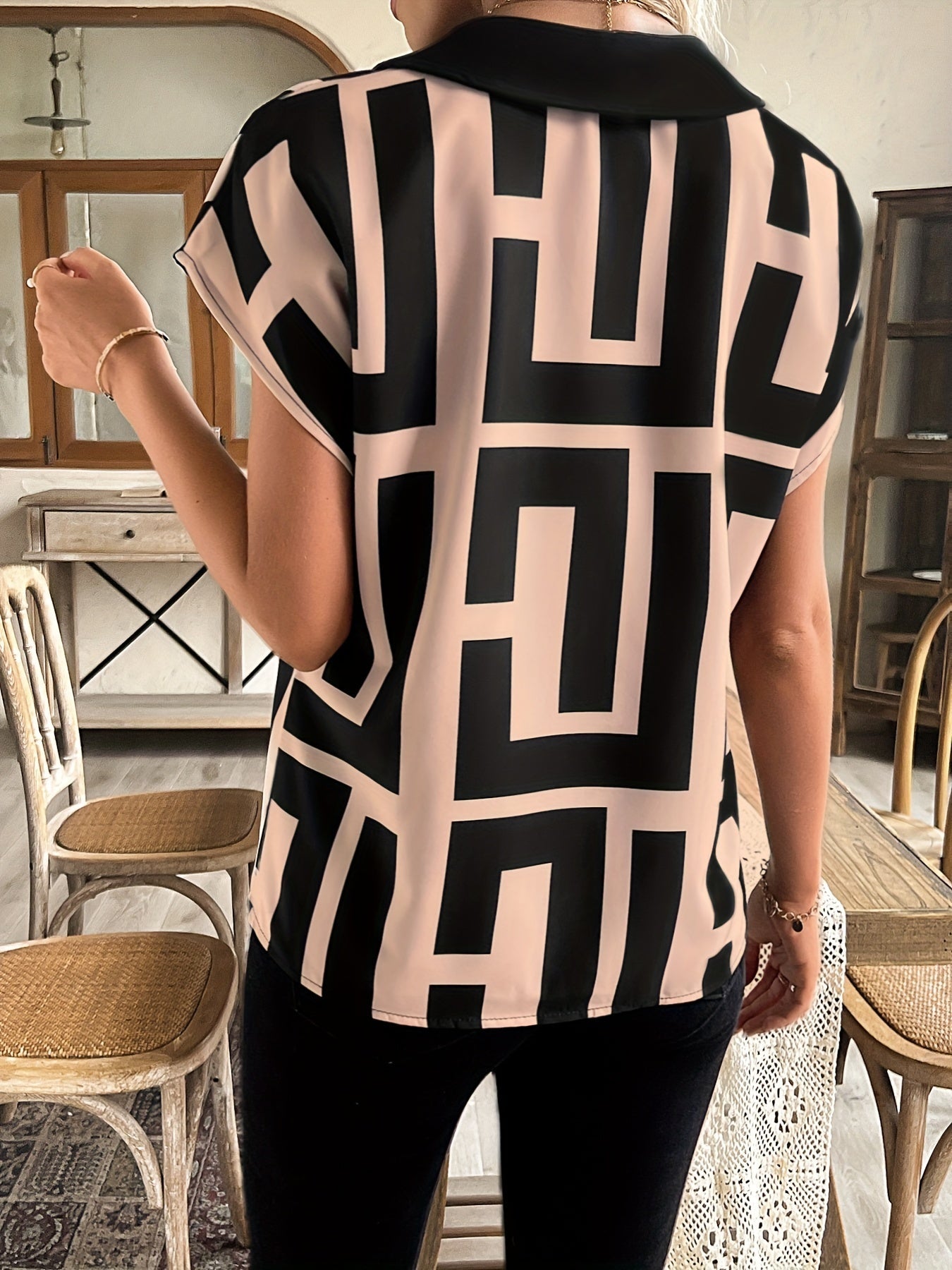 Damen Bluse mit modernem Grafikmuster und V-Ausschnitt für Büro und Freizeit