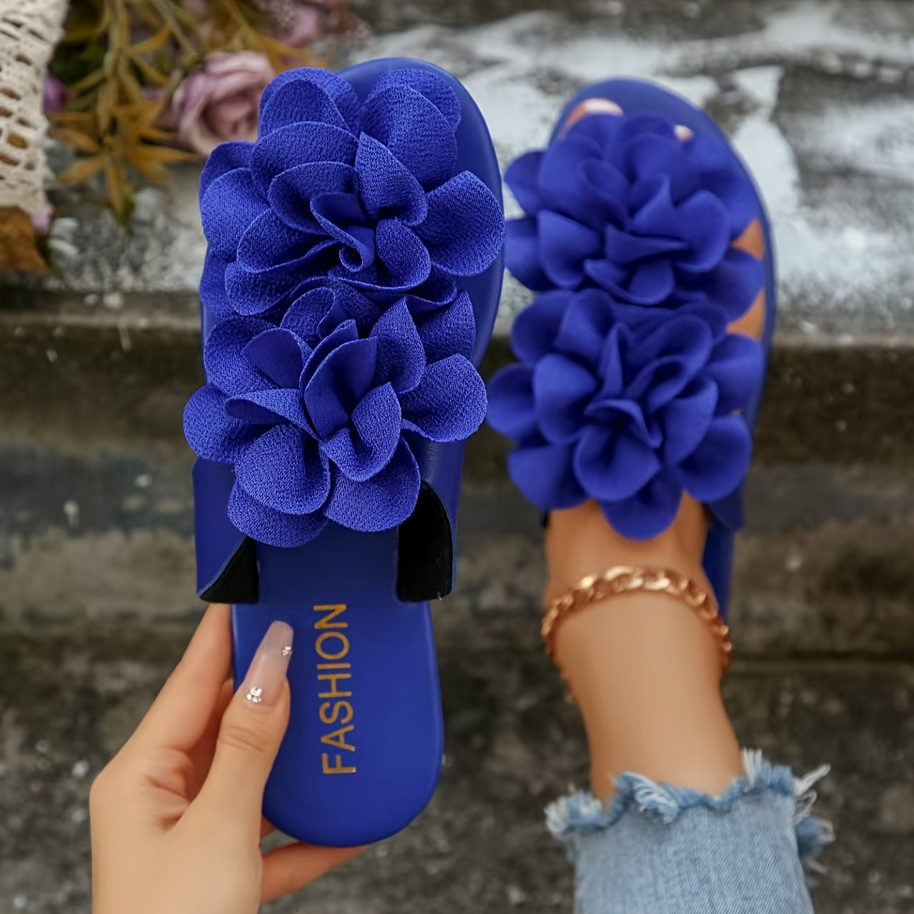 Damen Sandalen mit großer Blumenapplikation – Modische Slip-On Pantoletten für Freizeit und Alltag