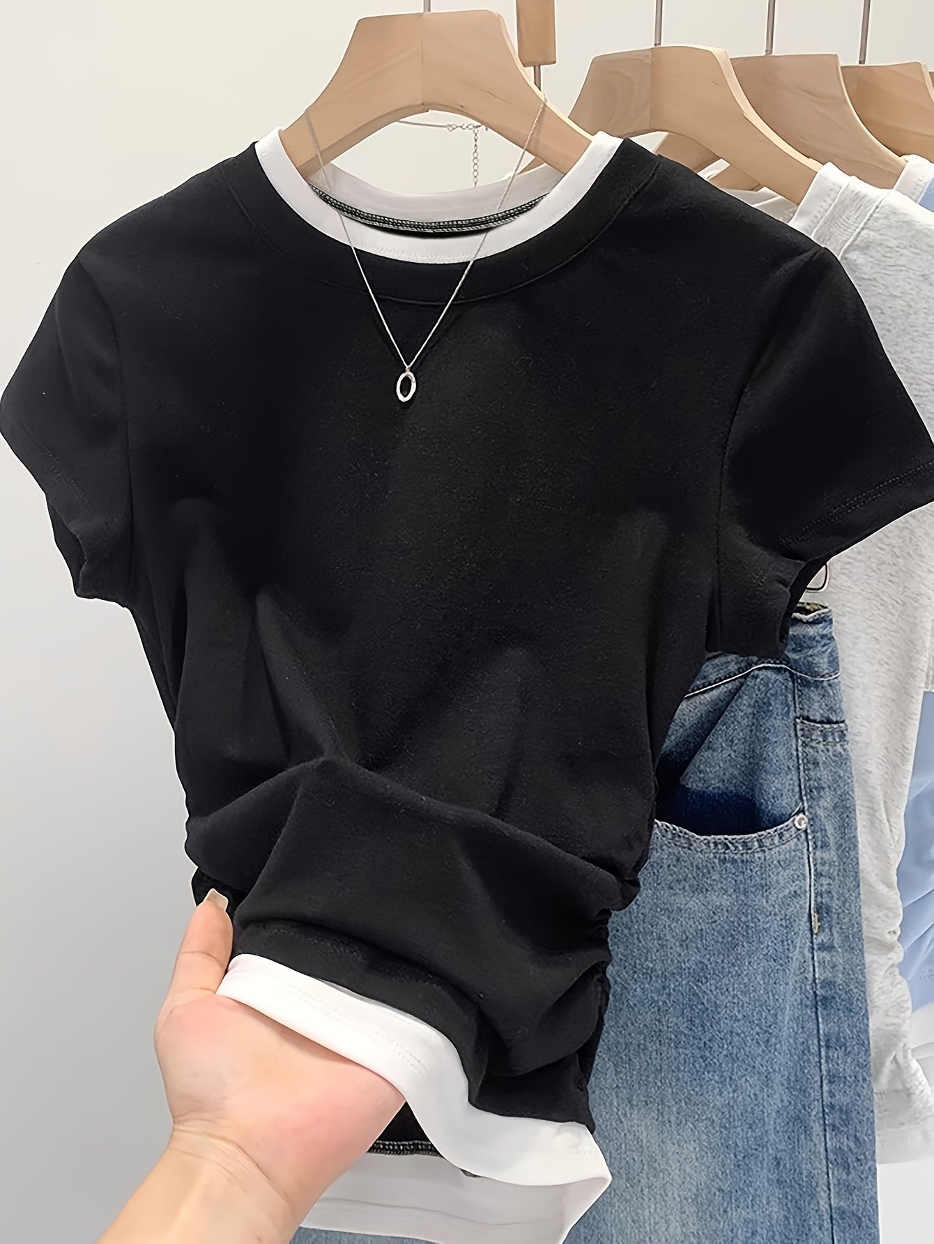 Damen Modernes Kurzarm Shirt mit Layer-Look und Umhängetasche – Lässiges Streetstyle Top