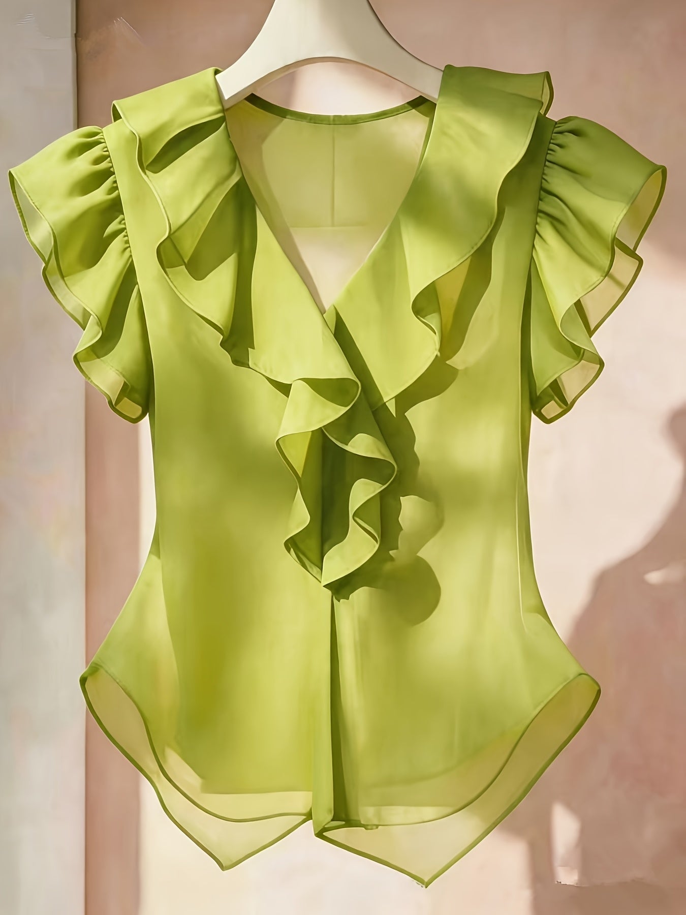 Damen Rüschenbluse mit V-Ausschnitt und Volantärmeln – Eleganter Stil für Büro und besondere Anlässe