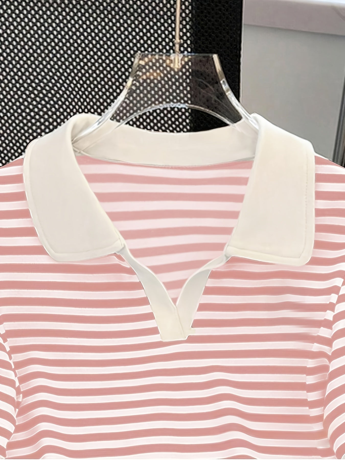 Damen Polo-Shirt mit Streifenmuster und V-Ausschnitt – Stilvolles Kurzarm Top für Freizeit und Alltag