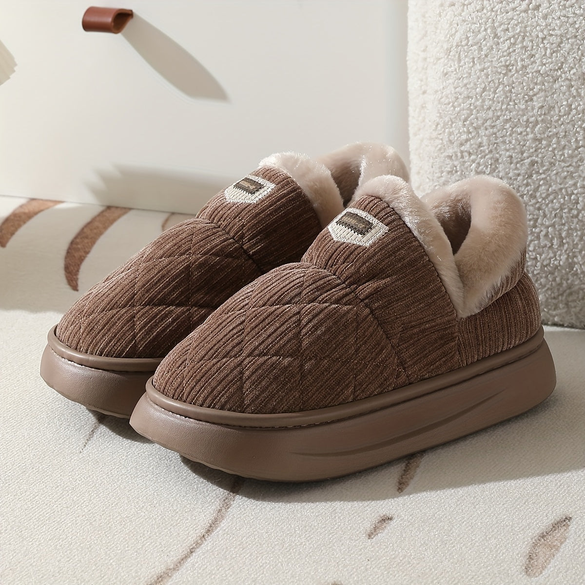 Gesteppte Unisex Hausschuhe mit flauschigem Futter und profilierter Sohle