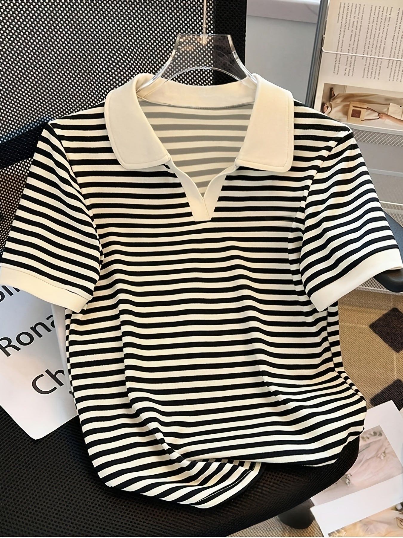Damen Polo-Shirt mit Streifenmuster und V-Ausschnitt – Stilvolles Kurzarm Top für Freizeit und Alltag