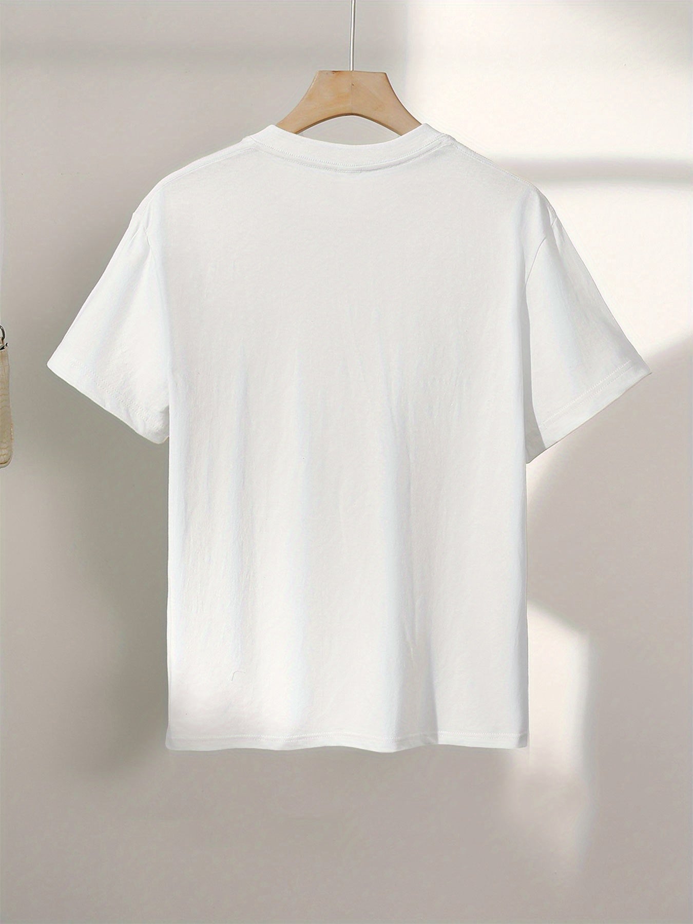 Damen T-Shirt mit abstraktem Gesicht Print – Modernes Casual Design für Alltag und Freizeit