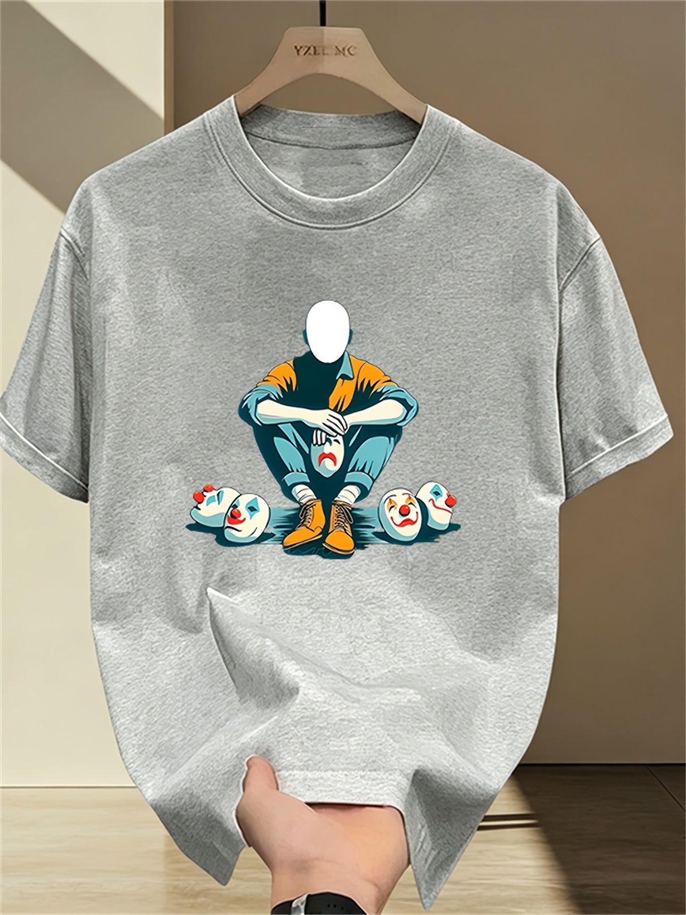 Herren T-Shirt mit künstlerischem Print – Abstrakte Figur und Clownsmasken, Modernes Streetwear Design