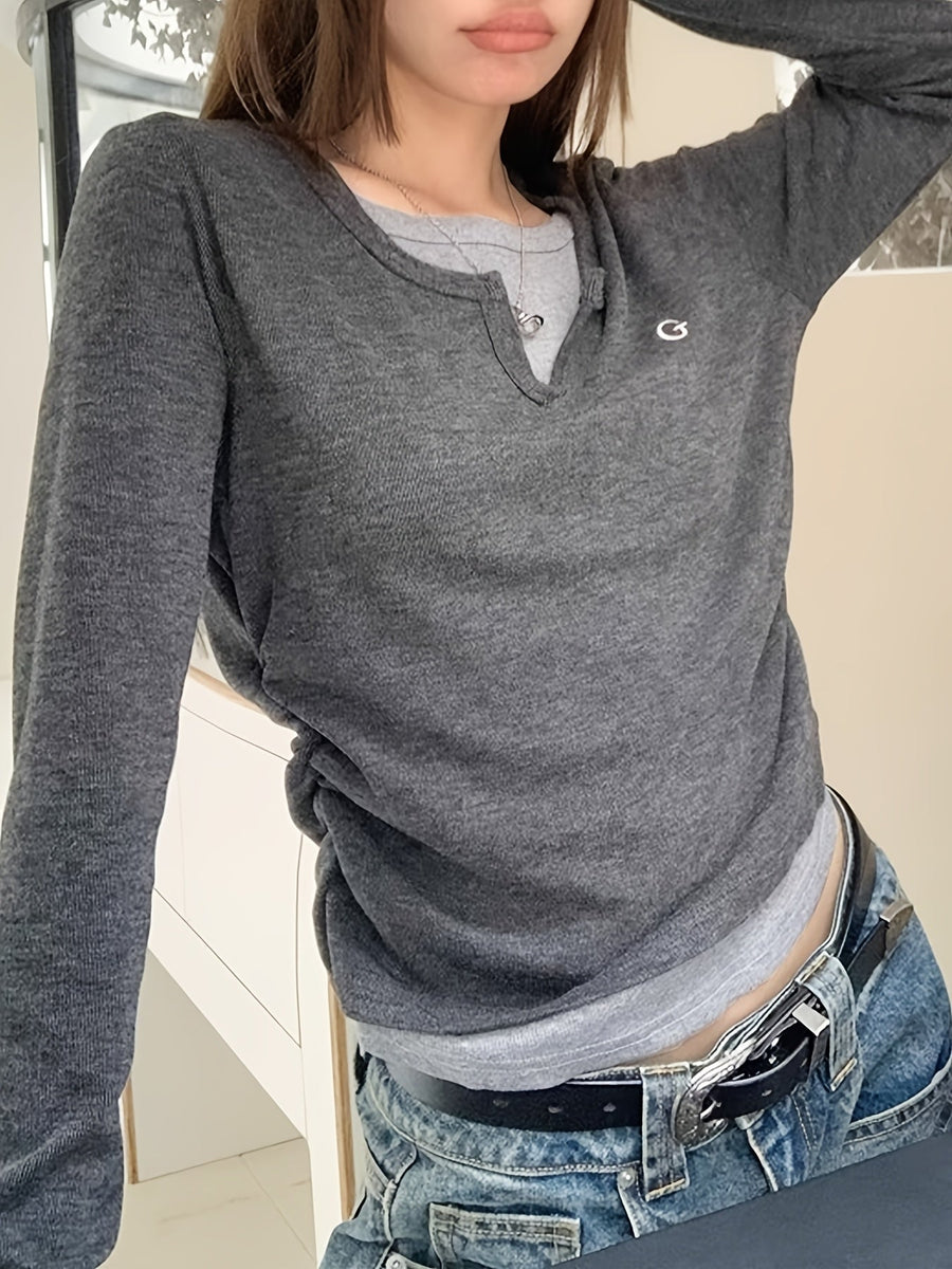 Damen Langarmshirt Dunkelgrau V-Ausschnitt Optik mit Emblem
