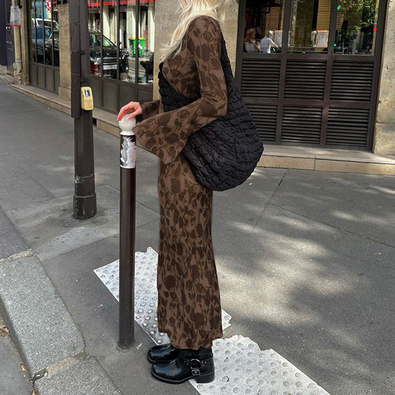 Bruine maxi-jurk met lange mouwen en bloemenpatroon