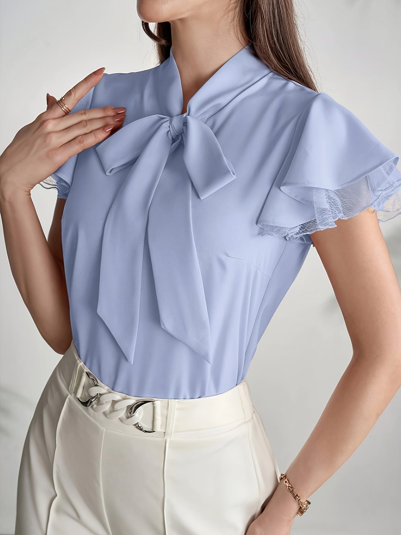 Damen Bluse mit Schleifenkragen und Volantärmeln – Eleganter Business- und Freizeitstil