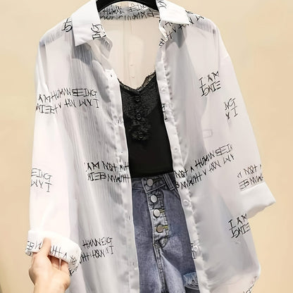 Damen Zeitungsprint Bluse mit Top und High-Waist Jeansshorts – Moderner Urban-Look